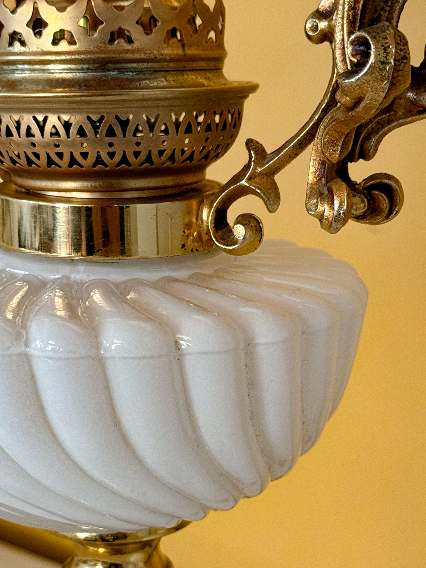 Lampe ancienne française en opaline blanche – bronze doré