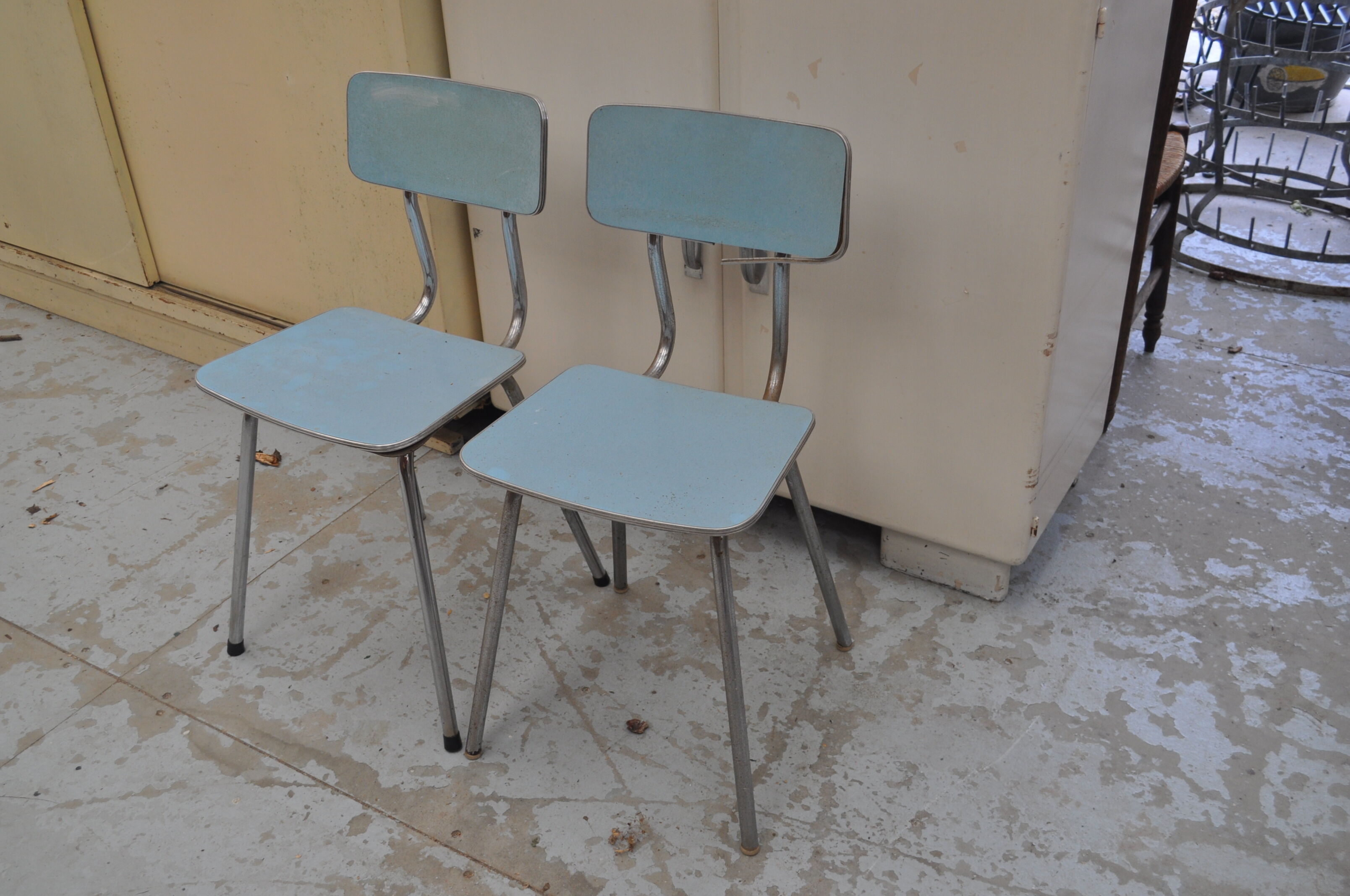 Kitchen table and 4 chairs in blue formica