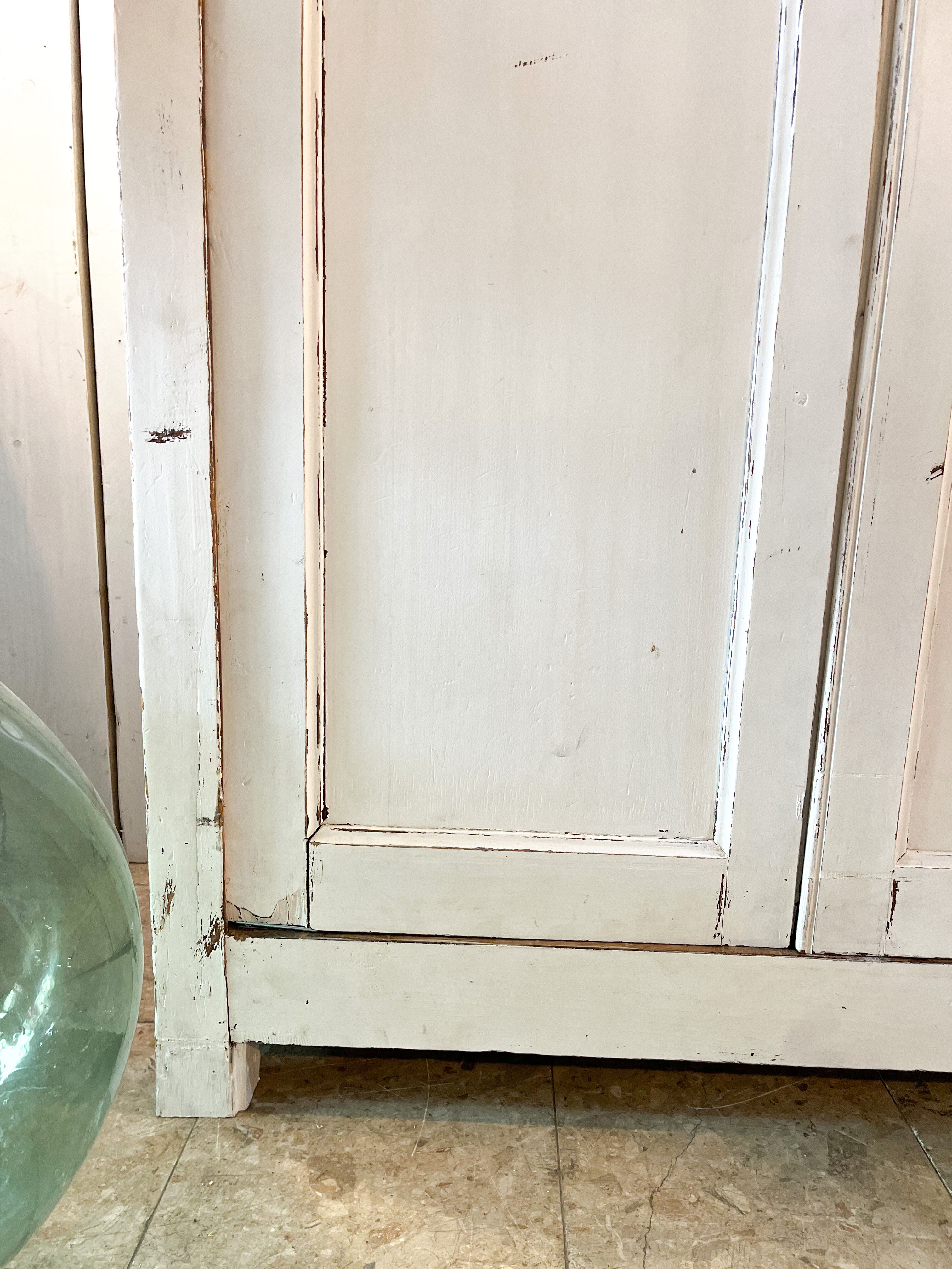 Armoire parisienne patine blanche
