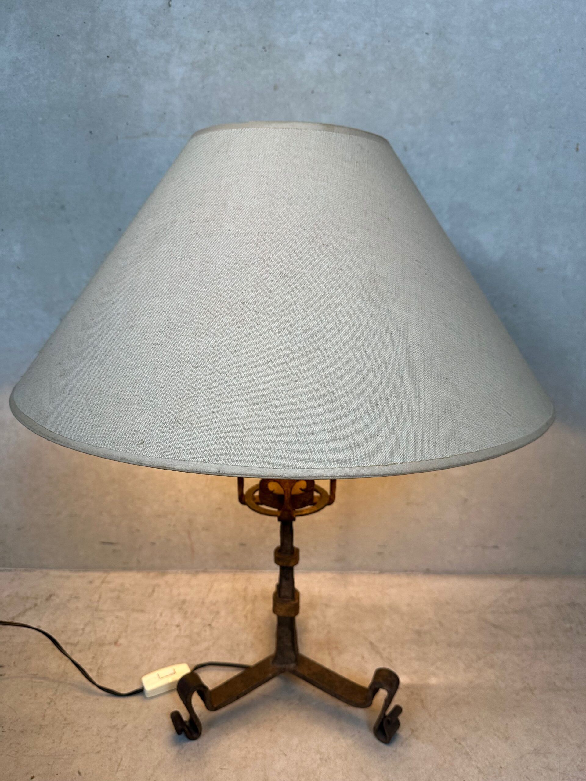 Antique Spanish brutalist table lamp – wrought iron
