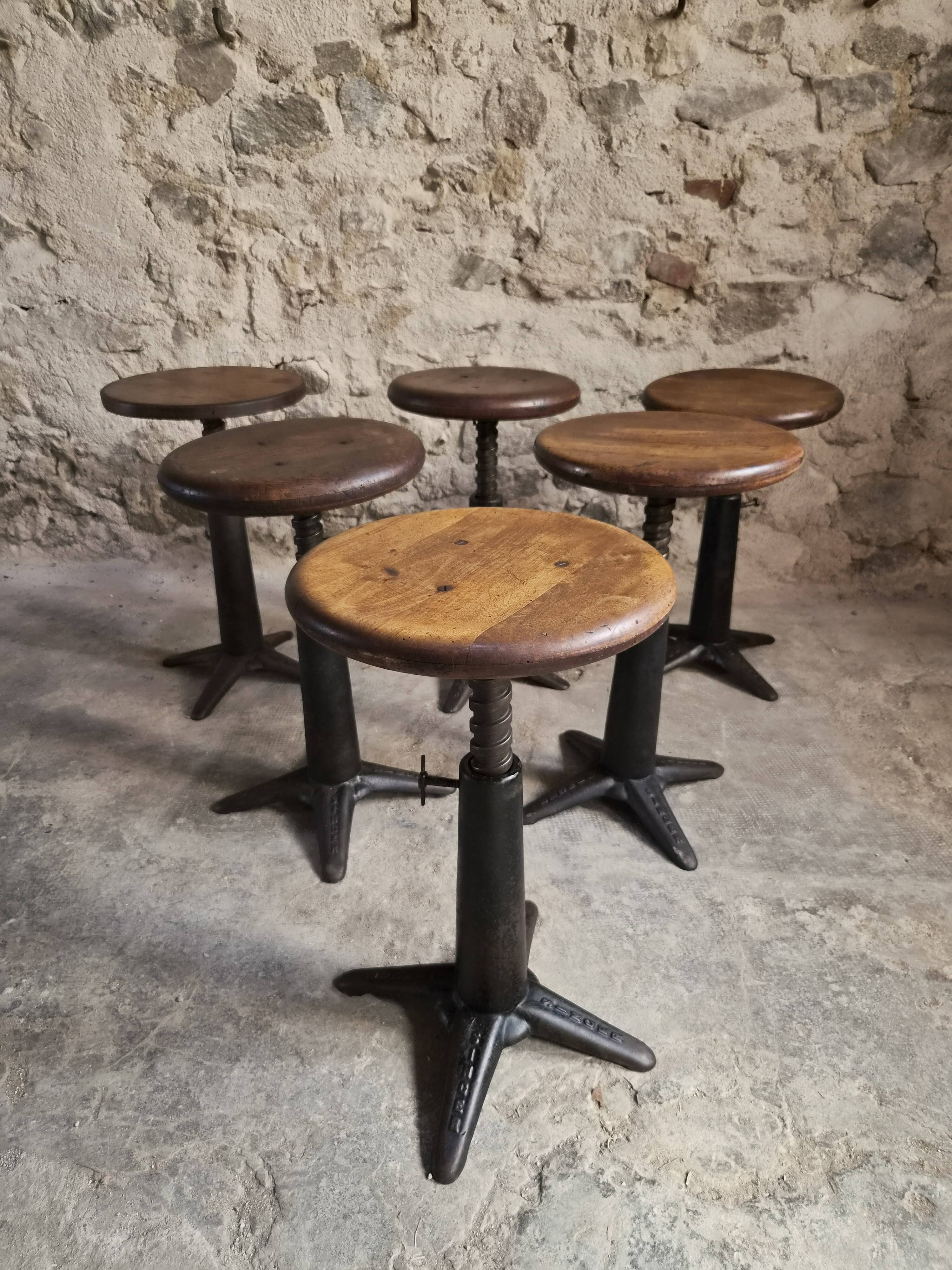 Ensemble de 6 tabourets industriels réglables Singer anciens, France, vers 1900–1930