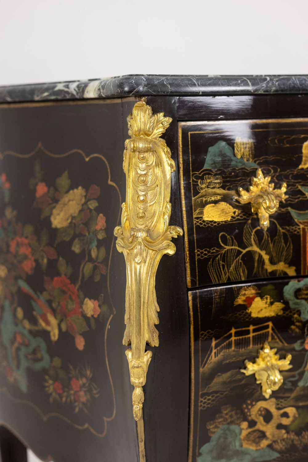 Commode sauteuse de style Louis XV en laque. Années 1950.