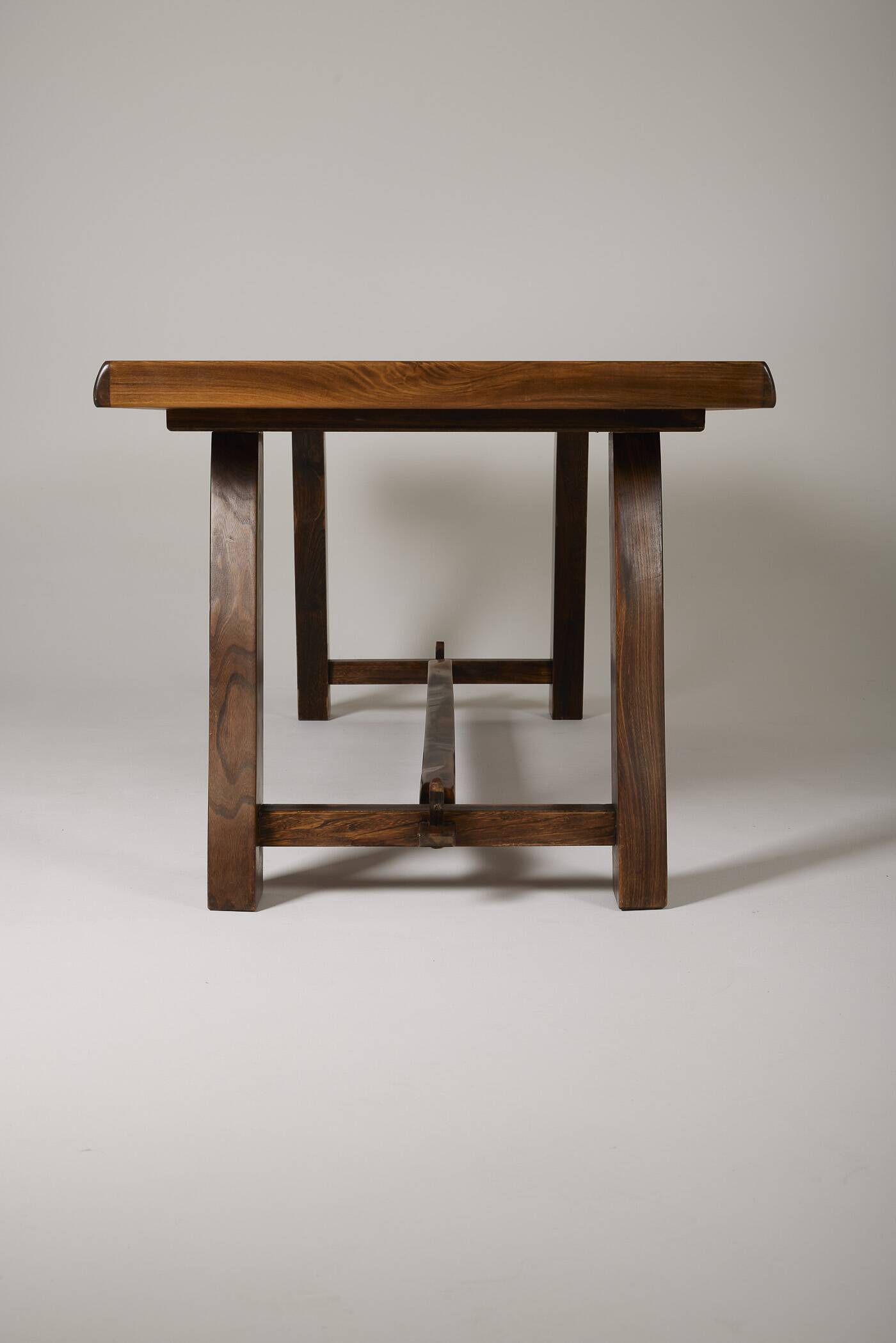 Table à manger brutaliste en bois massif