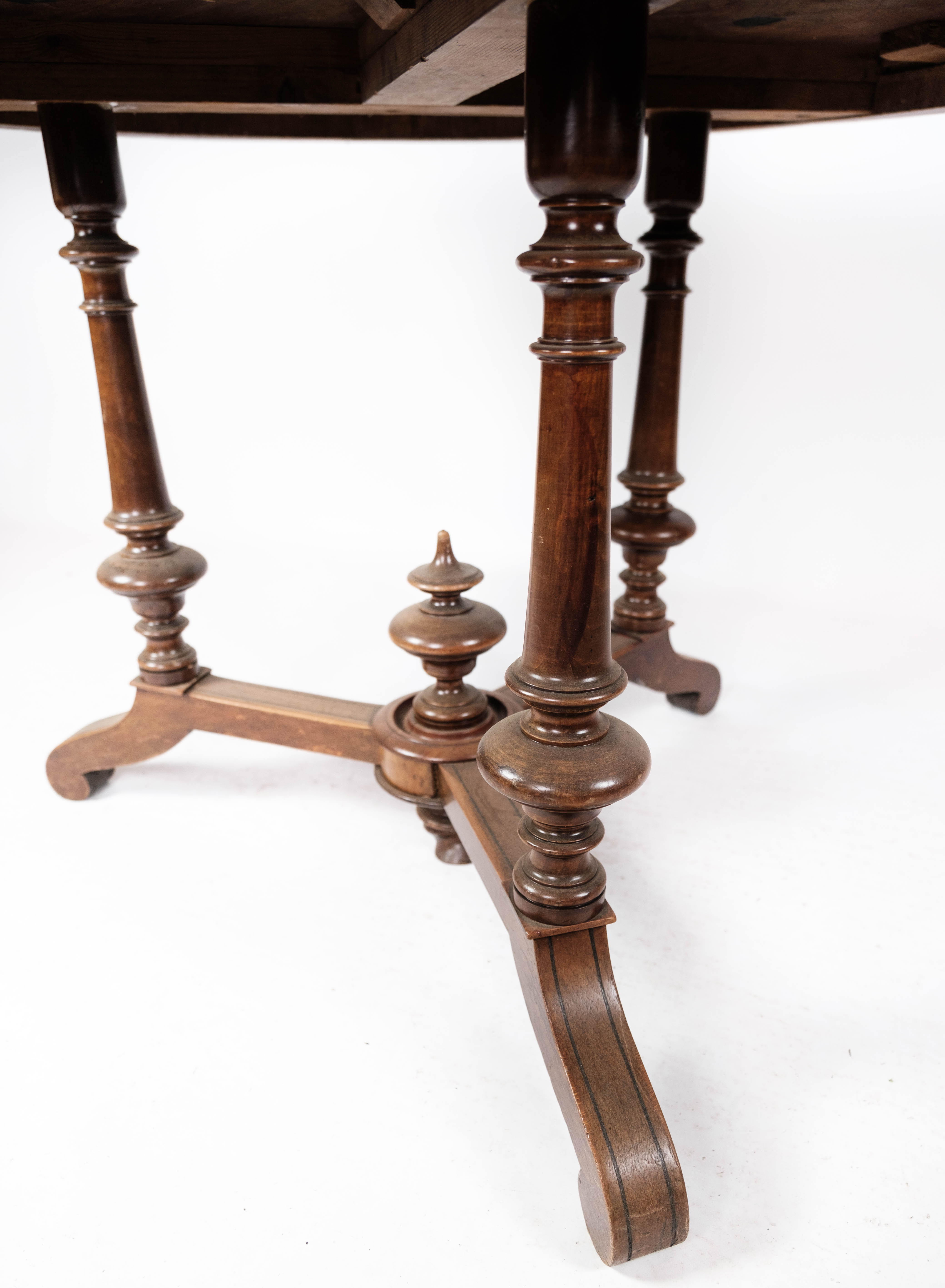 Round dining table of walnut with inlaid wood, 1890s