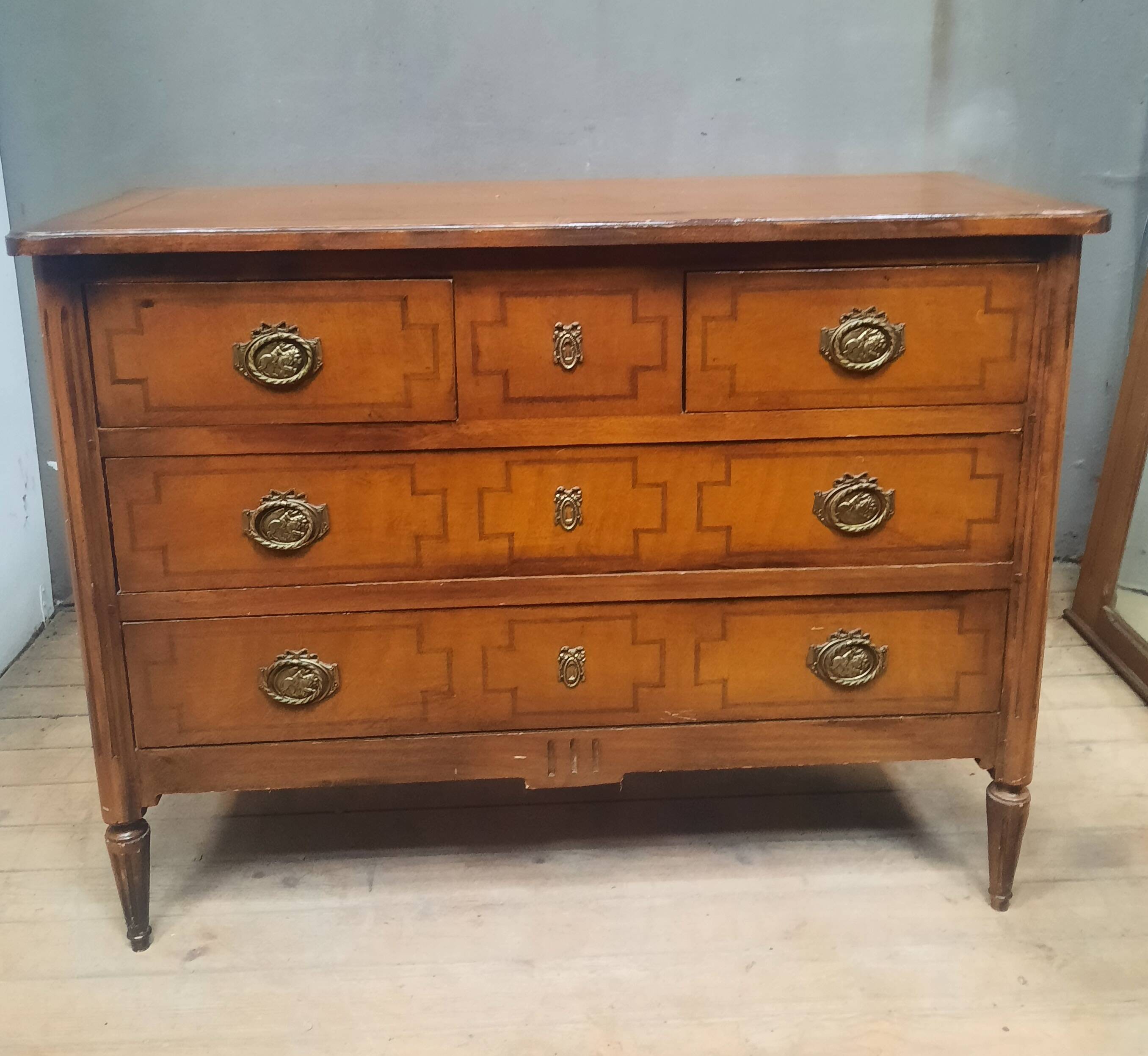 Commode de style Louis XVI à trois tirroirs