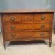 Commode de style Louis XVI à trois tirroirs