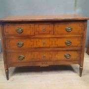 Commode de style Louis XVI à trois tirroirs