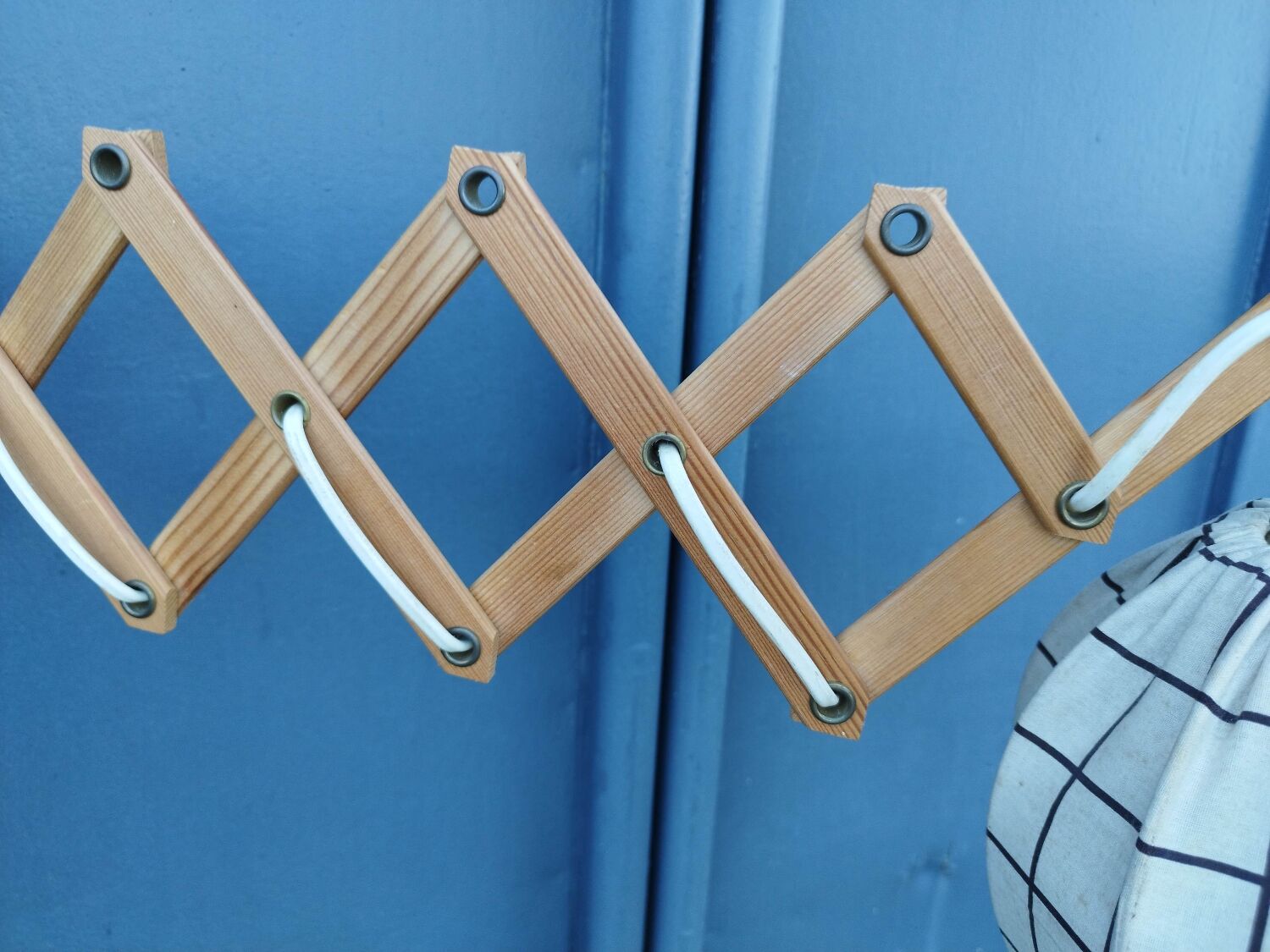 Articulated arm scissor wall light