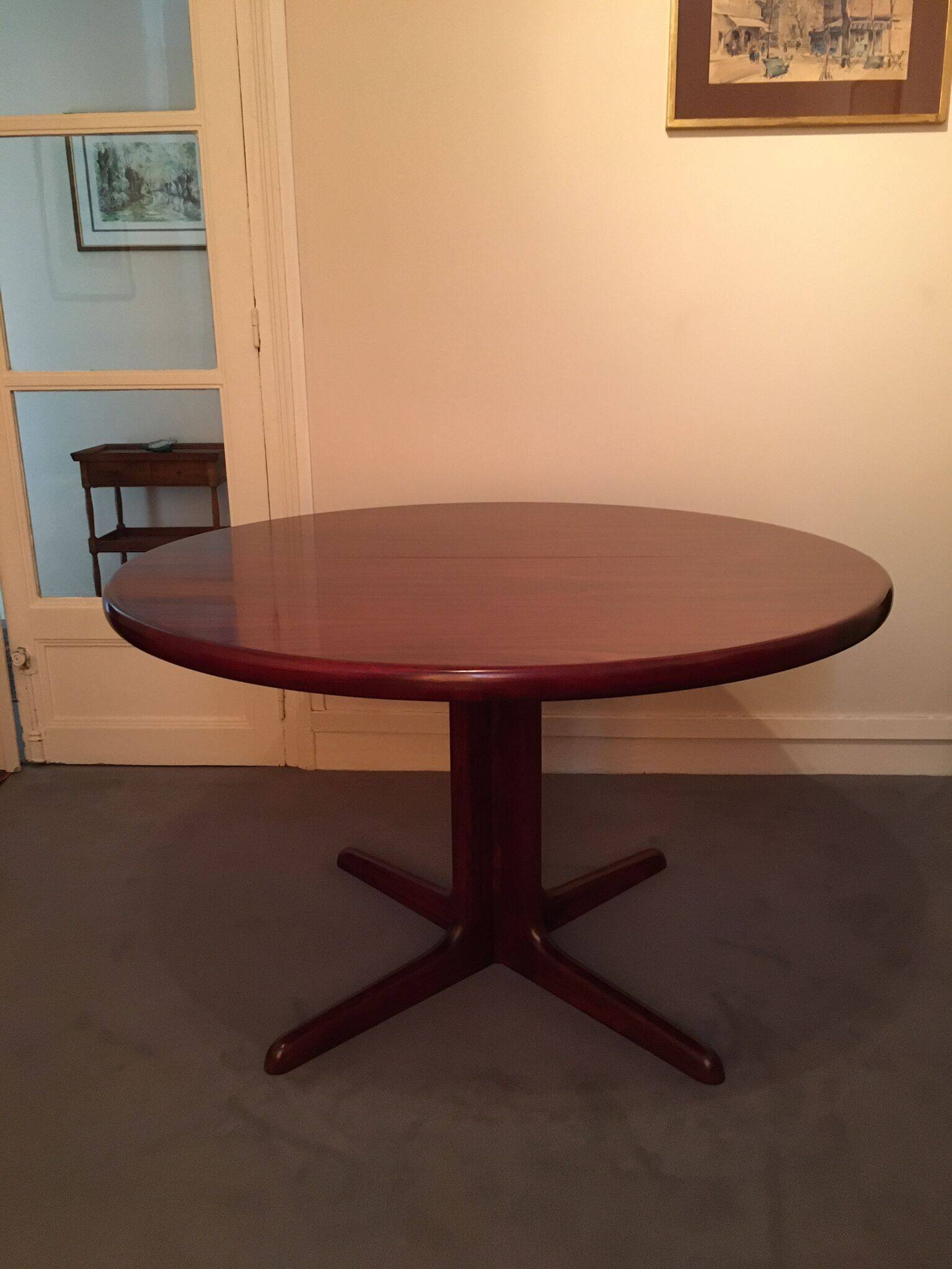 Round rosewood table with central leg, Scandinavian design møllers møbelfabrik