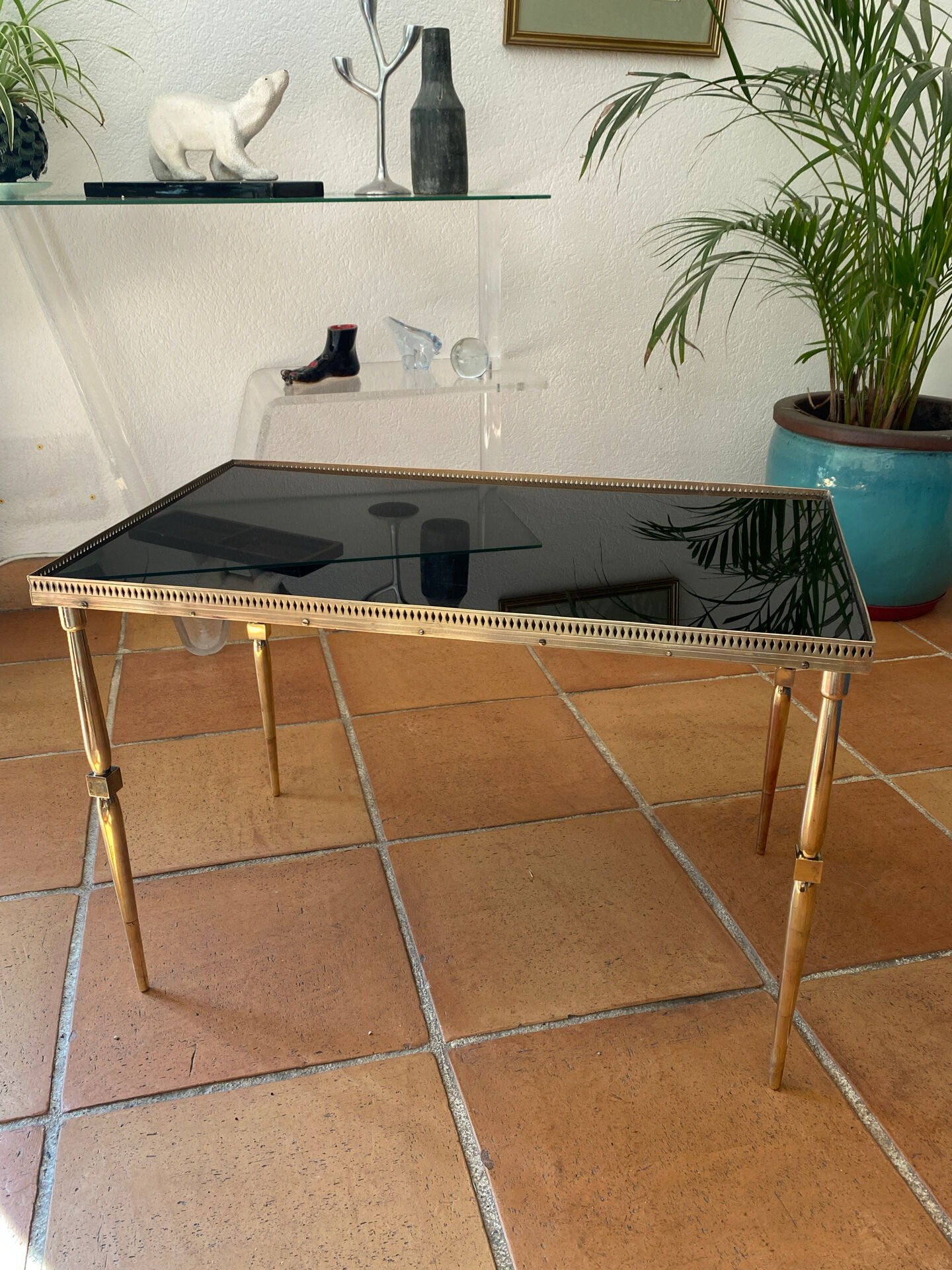 Table basse en laiton massif et plateau en verre noir