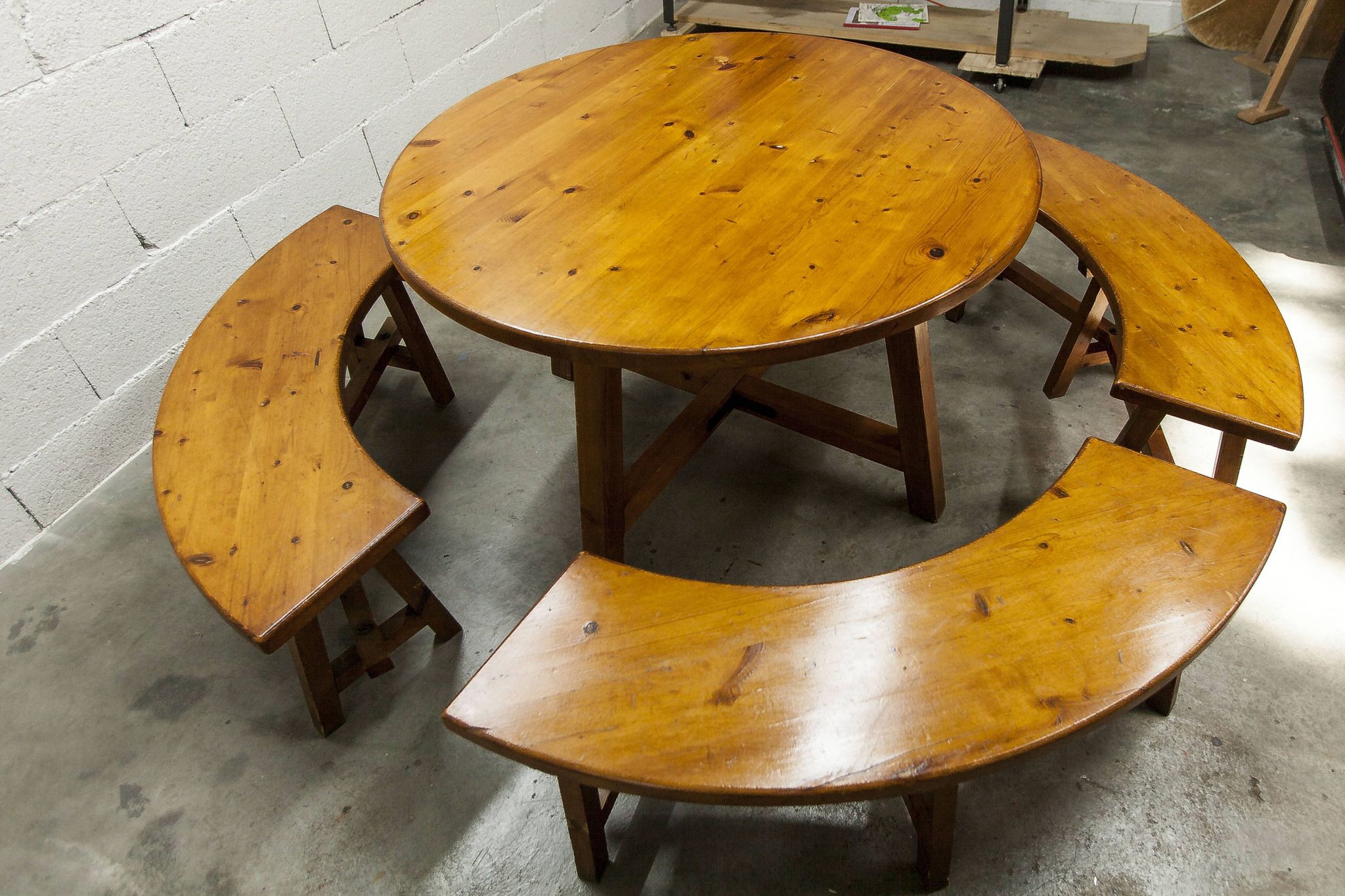 Brutalist ensemble round table 113cm and its 4 rounded stools 1960