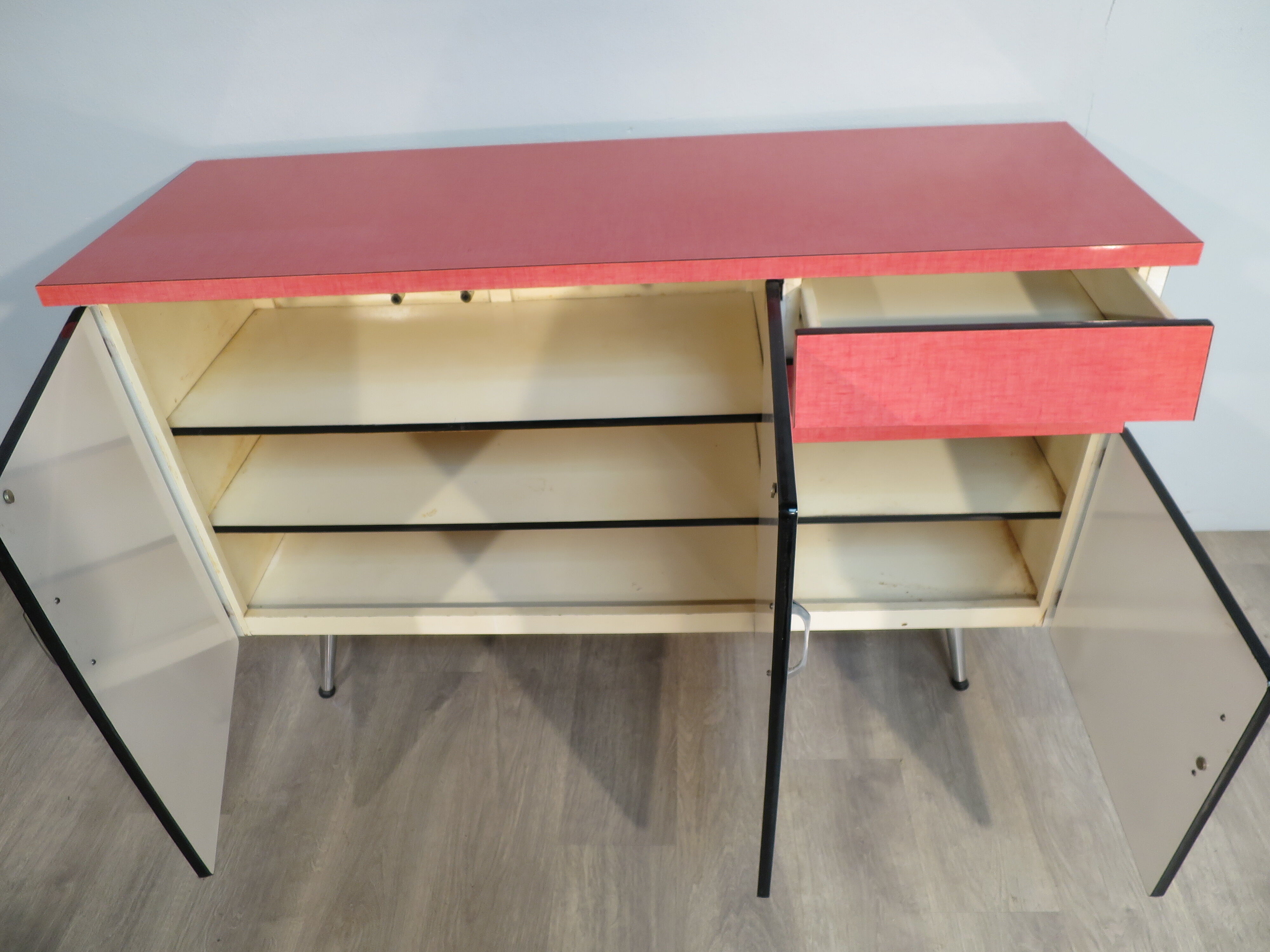 Buffet formica feet compass