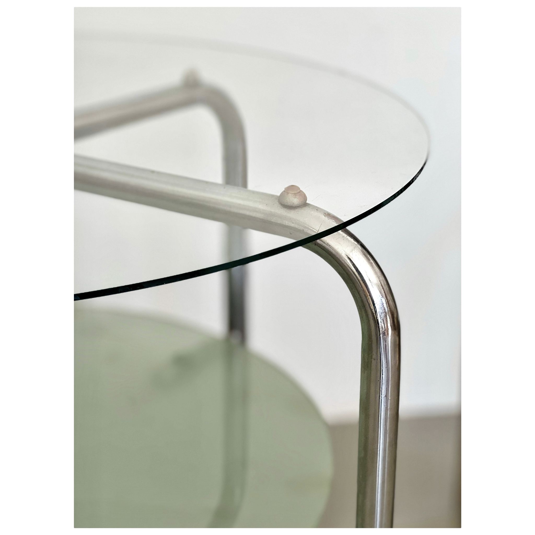 Table d'appoint en métal chrome et verre