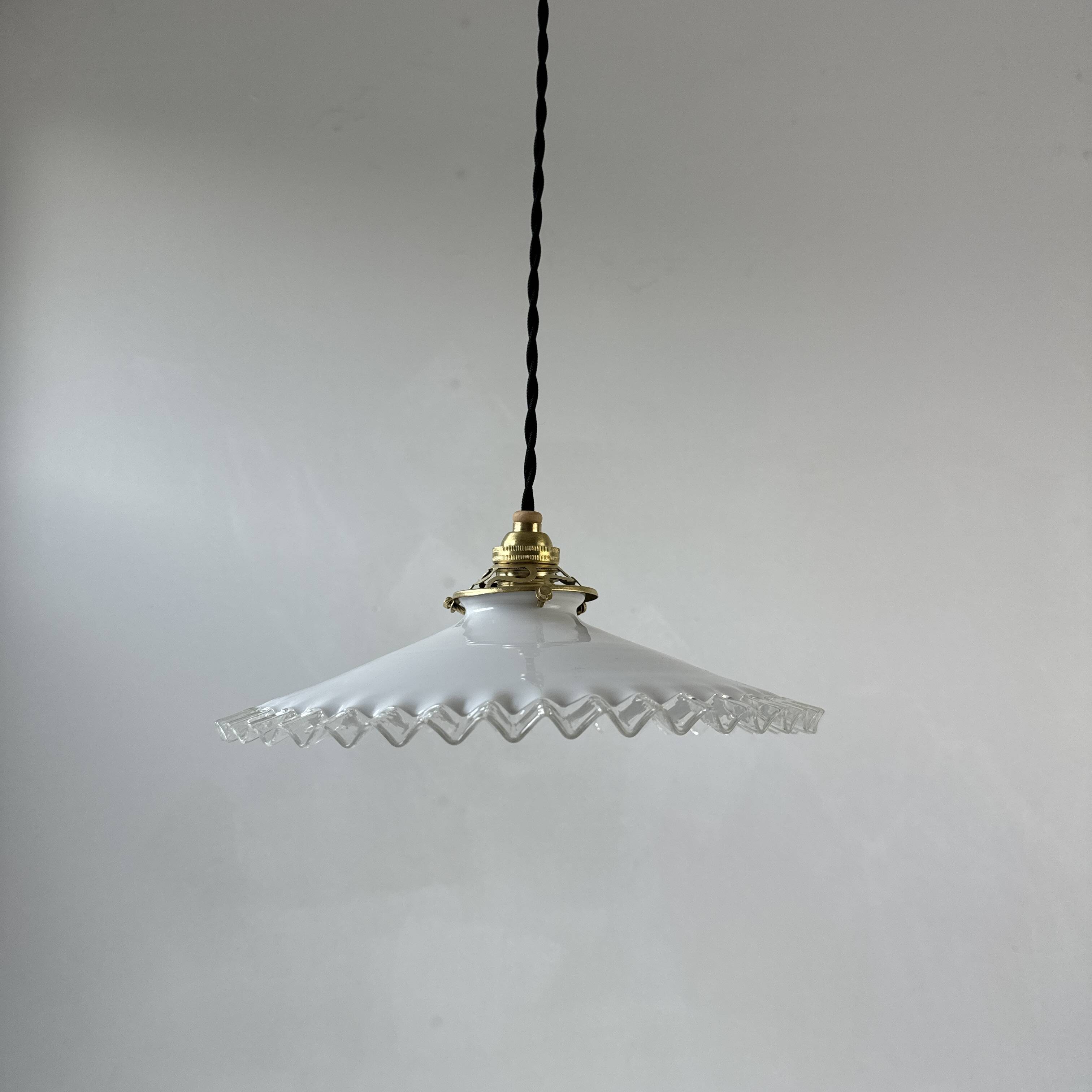Vintage 25 cm opaline notched suspension