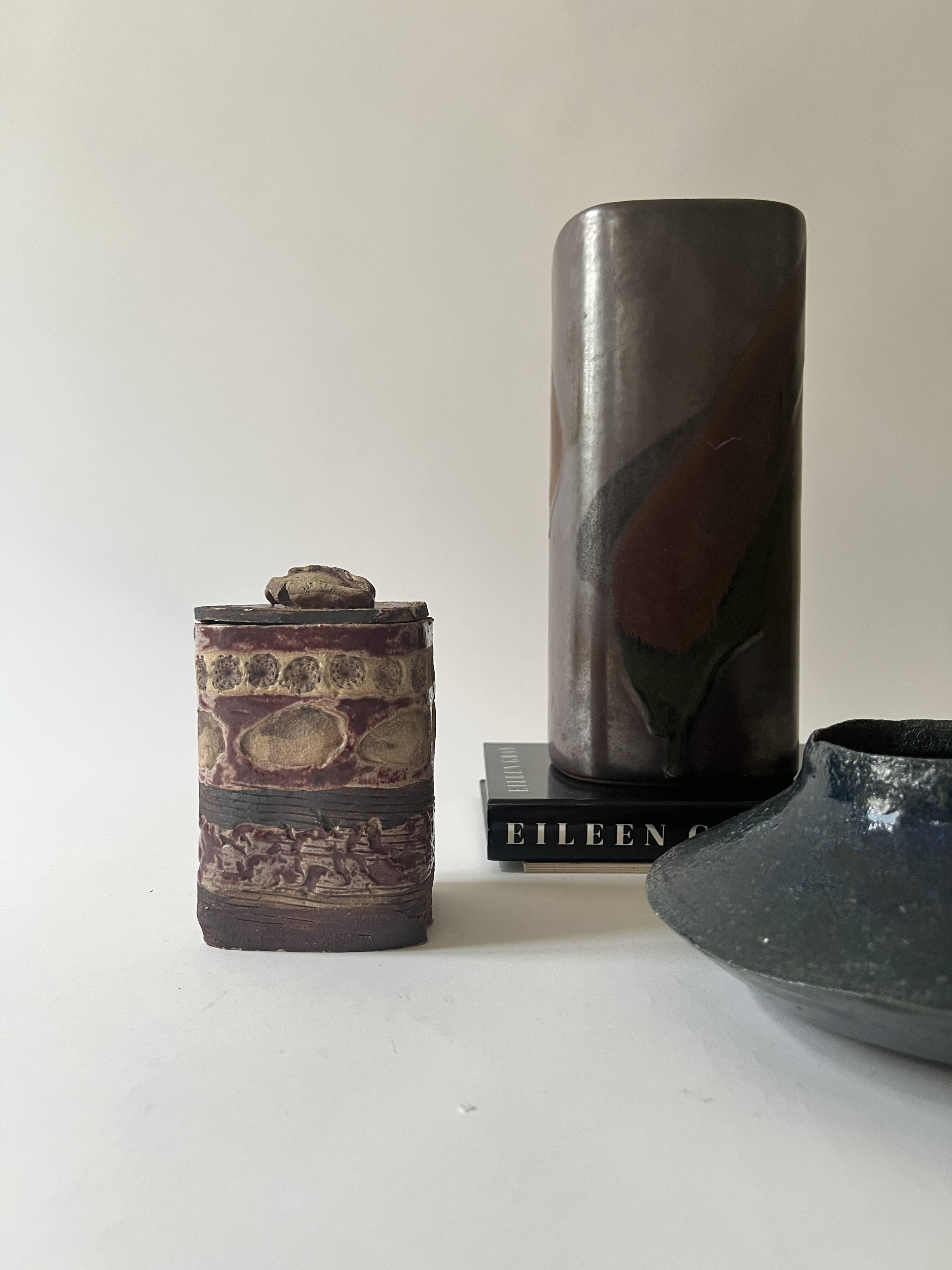 Vintage ceramic closed pocket emptier signed KS