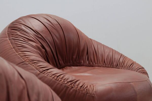 Canapé et fauteuil en cuir Pangolin par Egg Designs