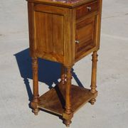 Meuble de chevet en noyer et marbre de style Louis XVI