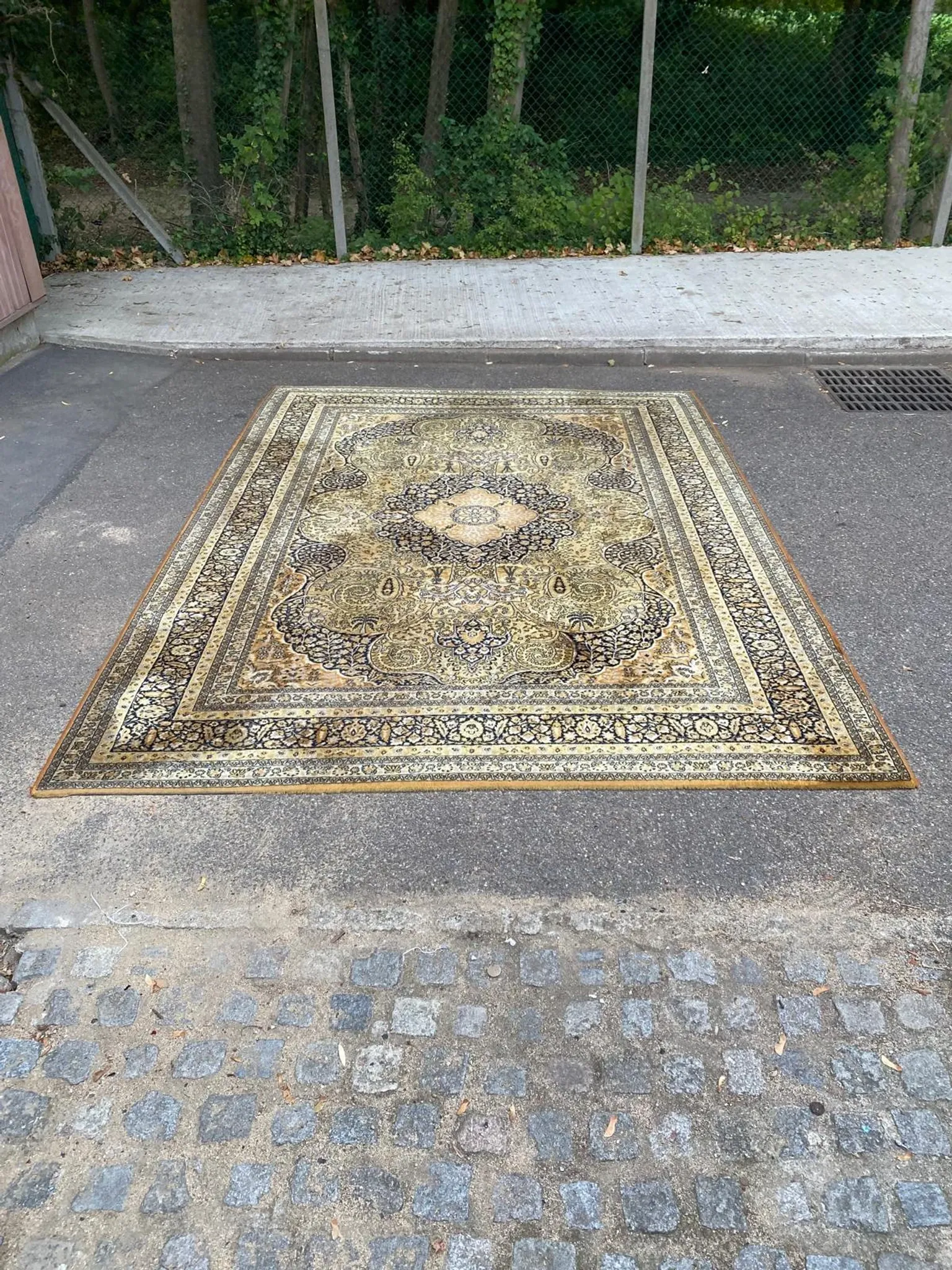 Large Persian wool rug 250x350 cm in gold and navy blue.