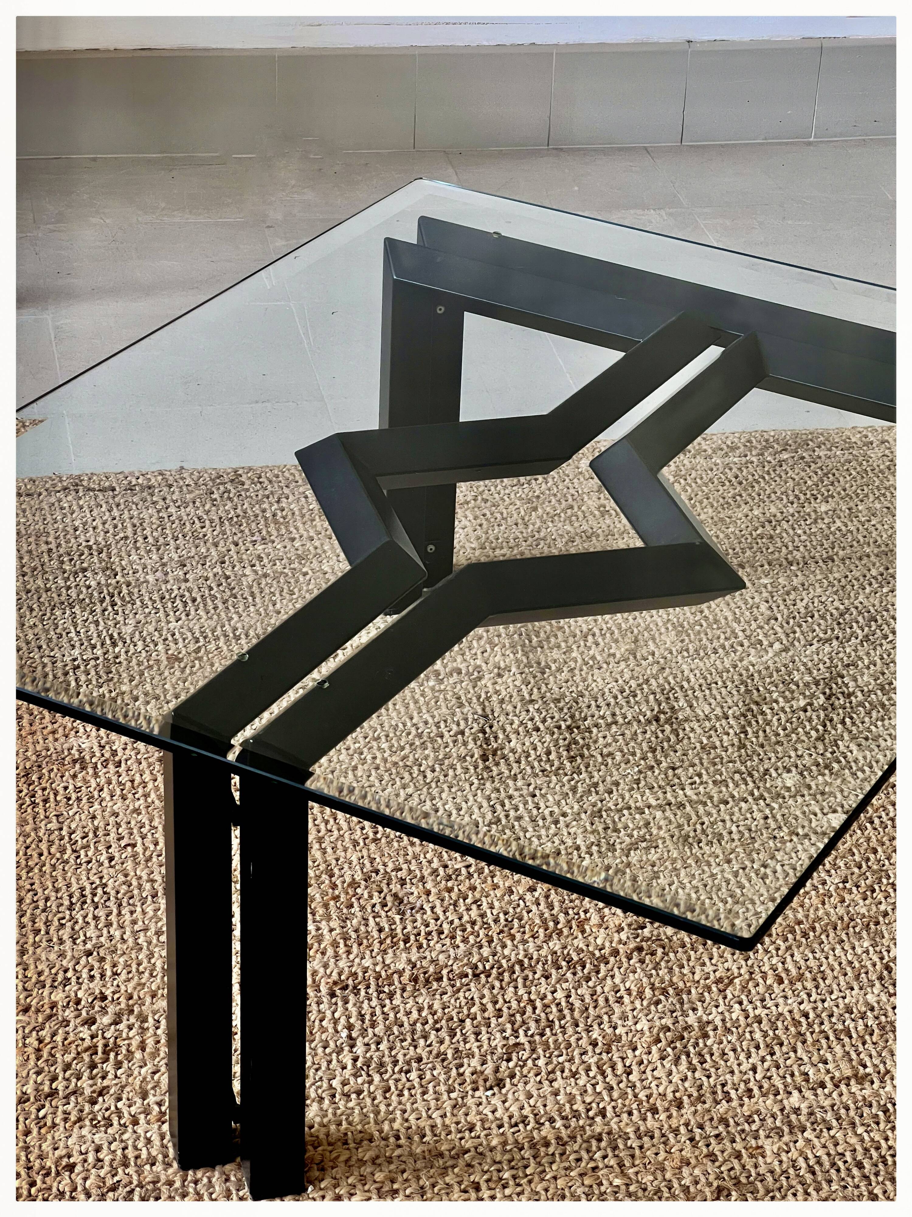 Table de salon postmoderne, structure en métal noir et en verre, années 80.