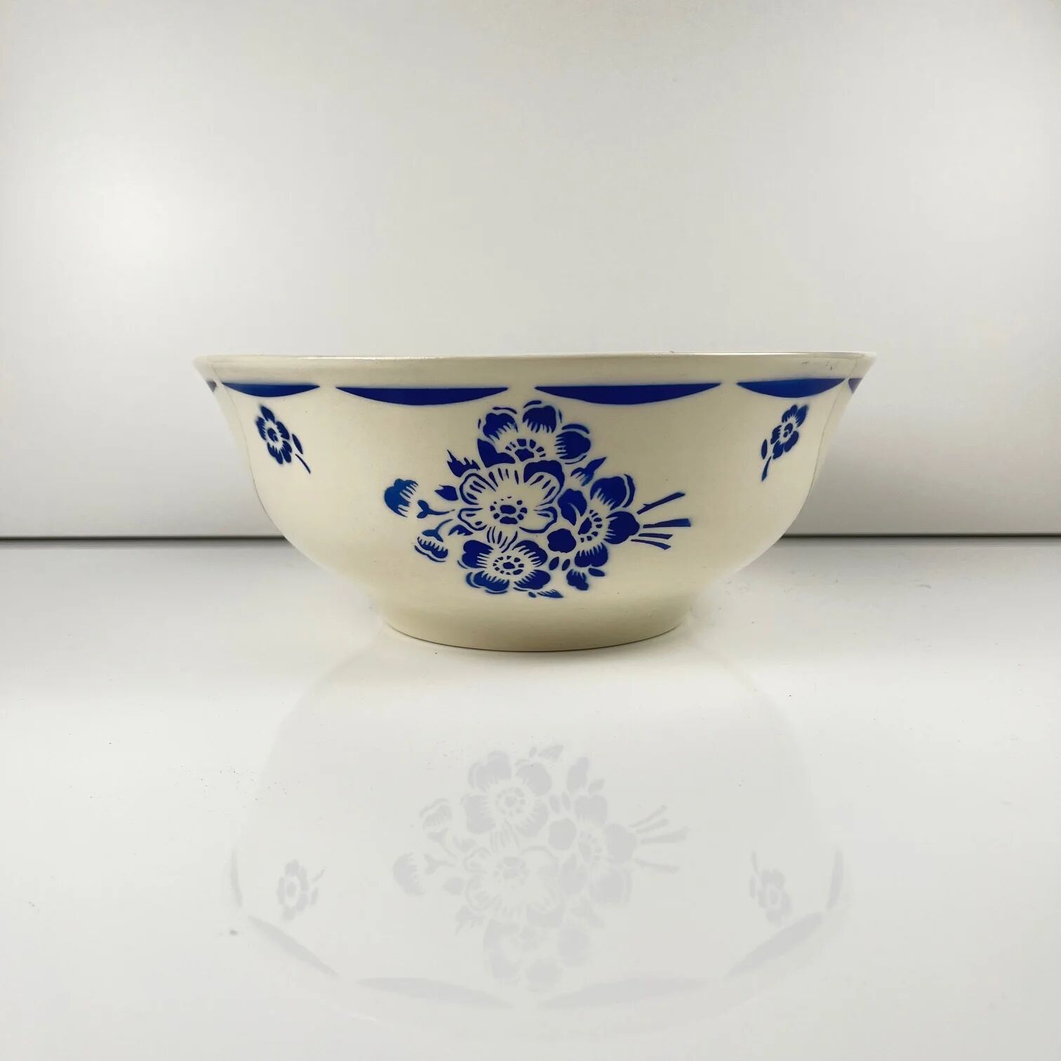Half-porcelain salad bowl Badonviller, blue flower pattern, early 20th century.
