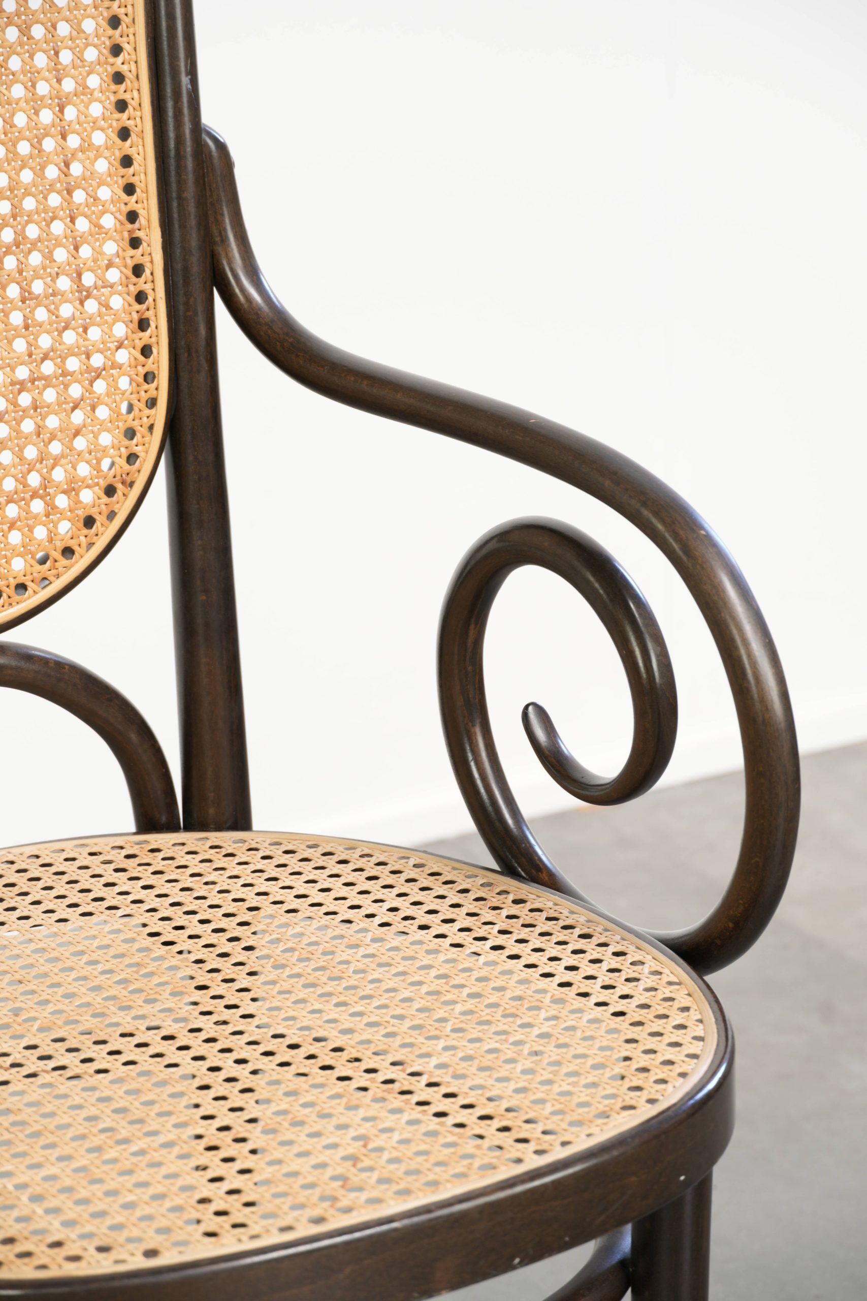 Ensemble de 2 chaises vintage originales design Thonet modèle Long John avec accoudoirs.