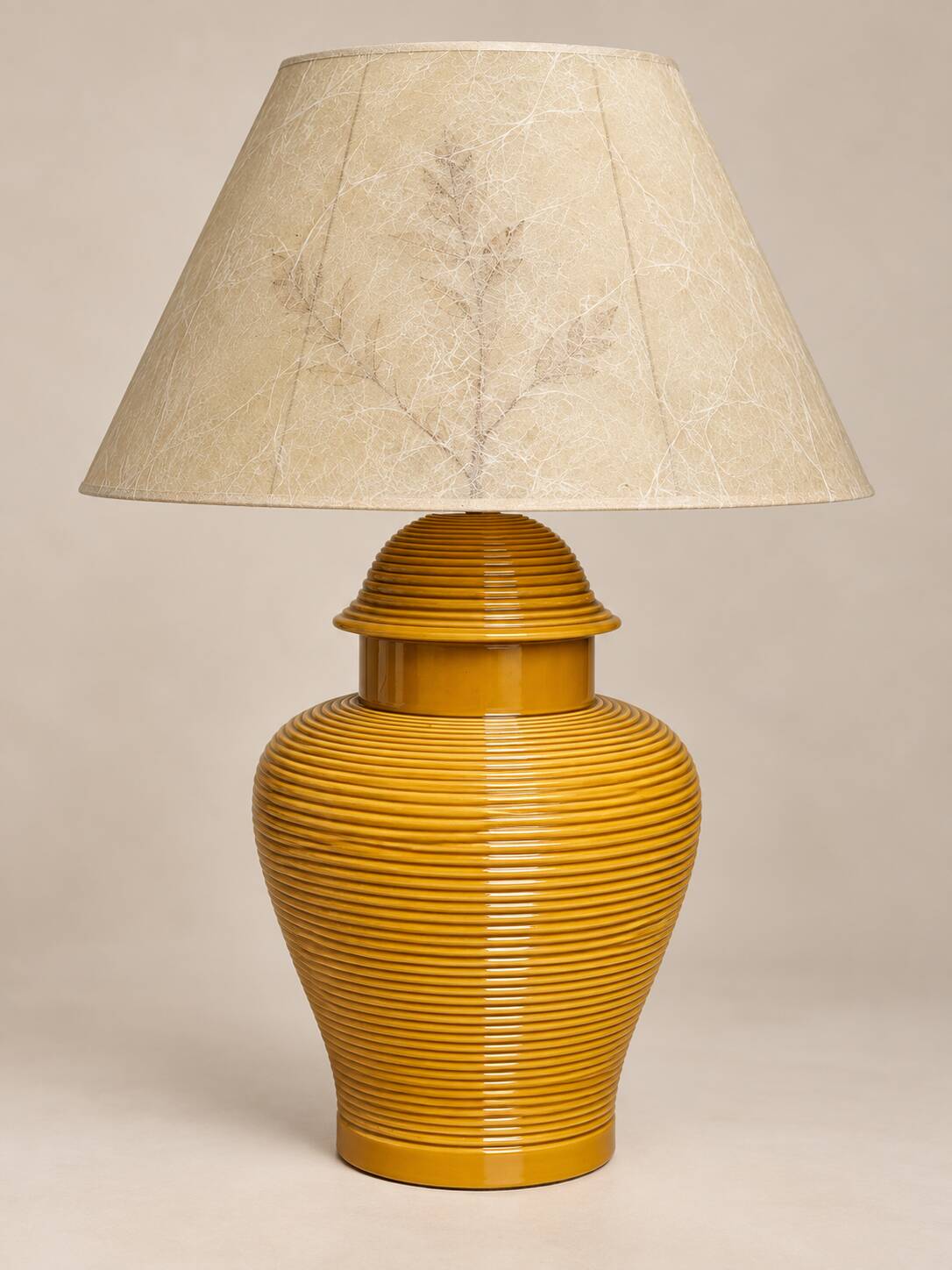 Grande lampe en céramique nervurée jaune moutarde 1970