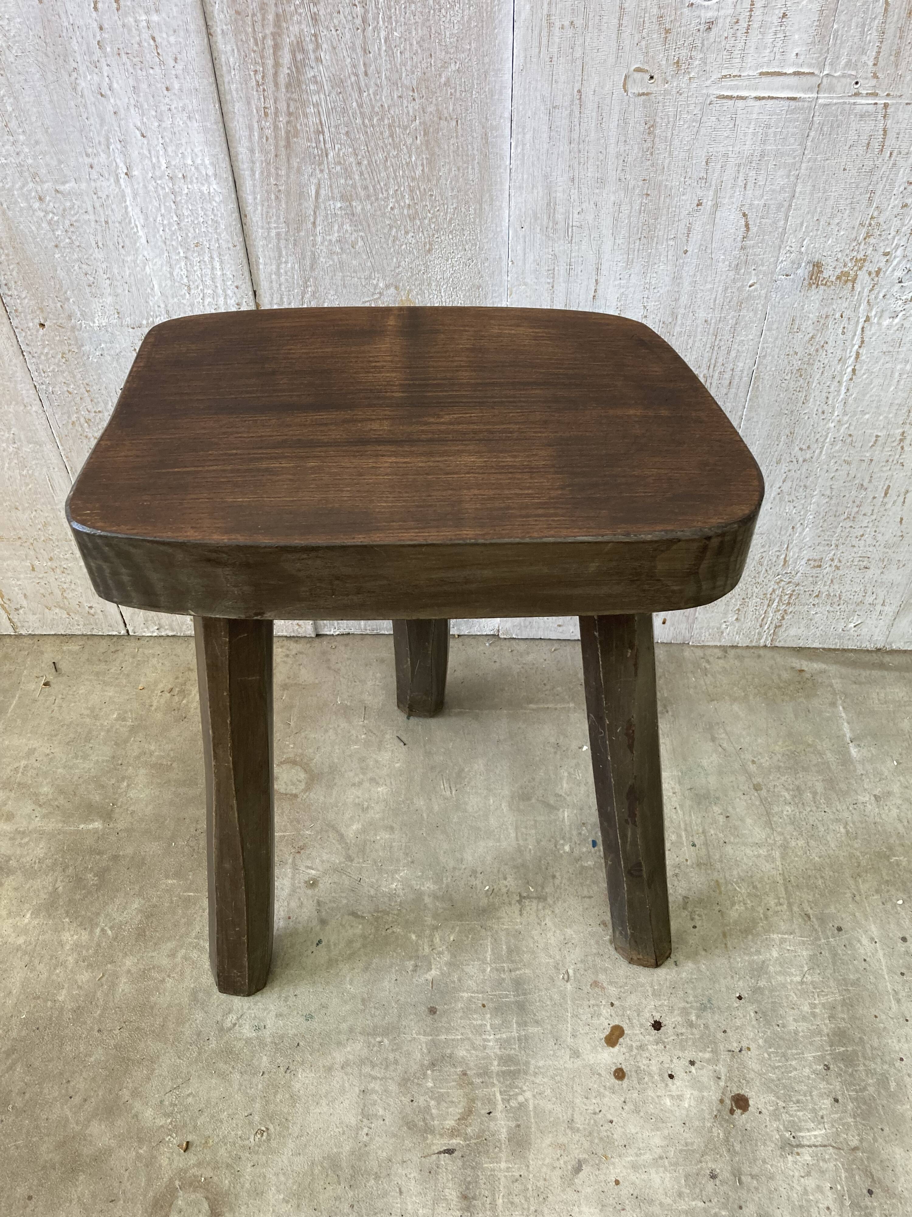 Tabouret de ferme tripode