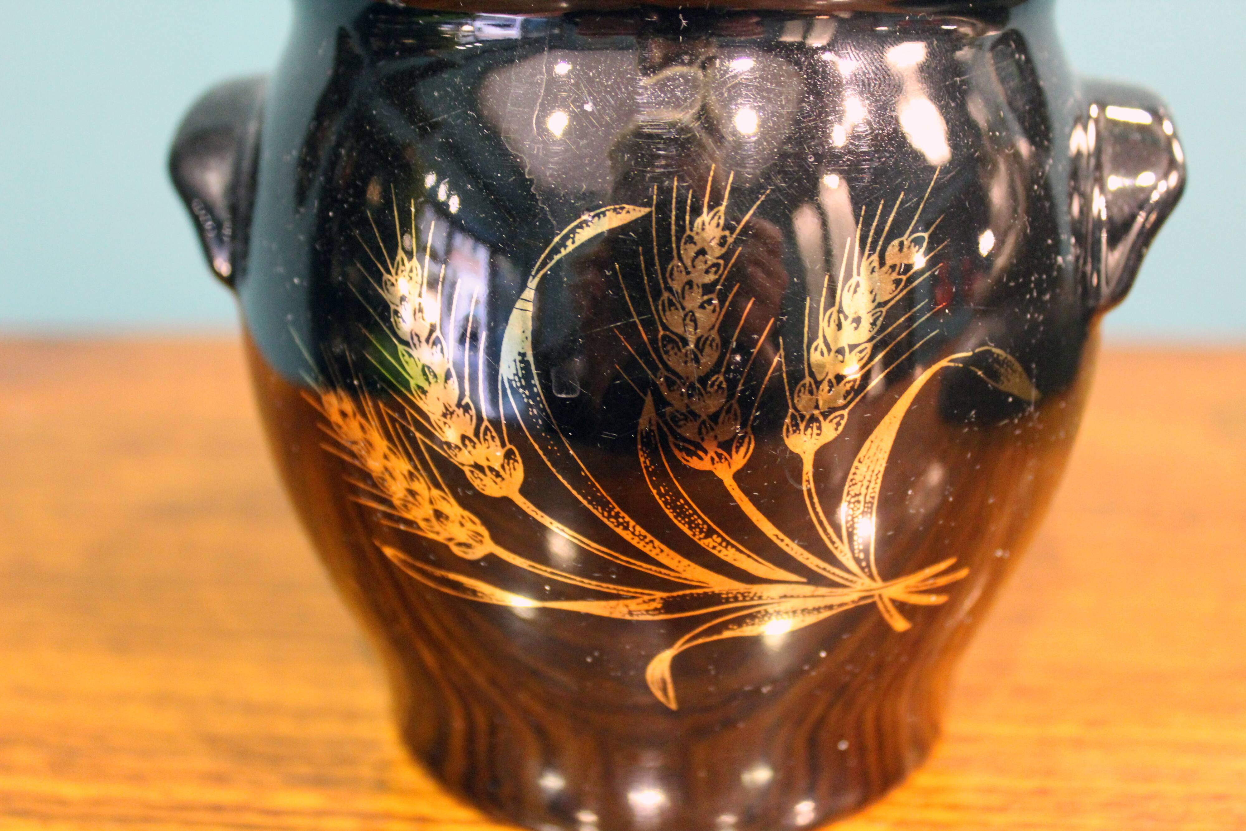 Vaso container, laccato black decorated in gold, France 1970s, in ottimo stato.