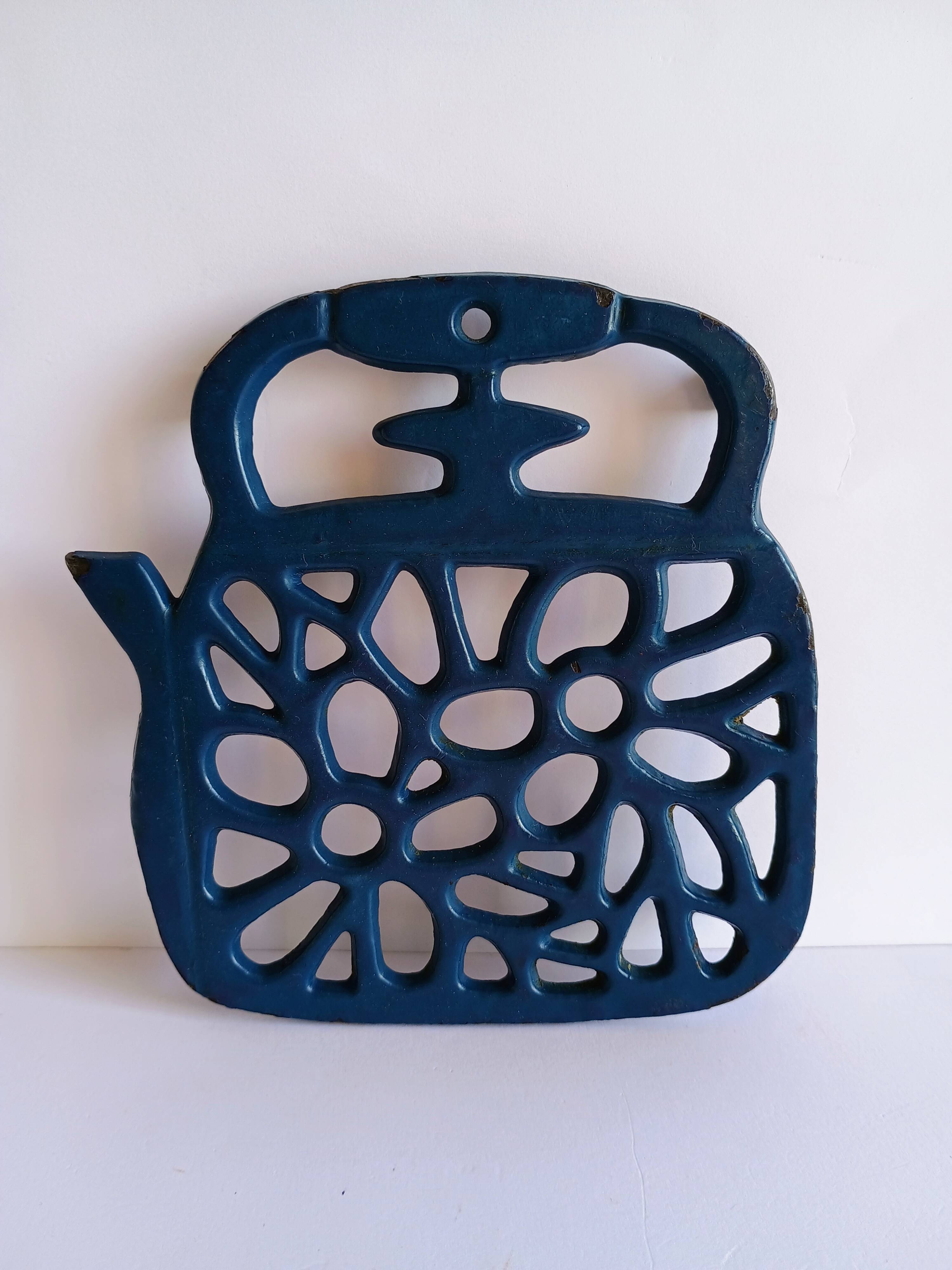 Kettle-shaped cast iron trivet
