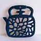 Kettle-shaped cast iron trivet