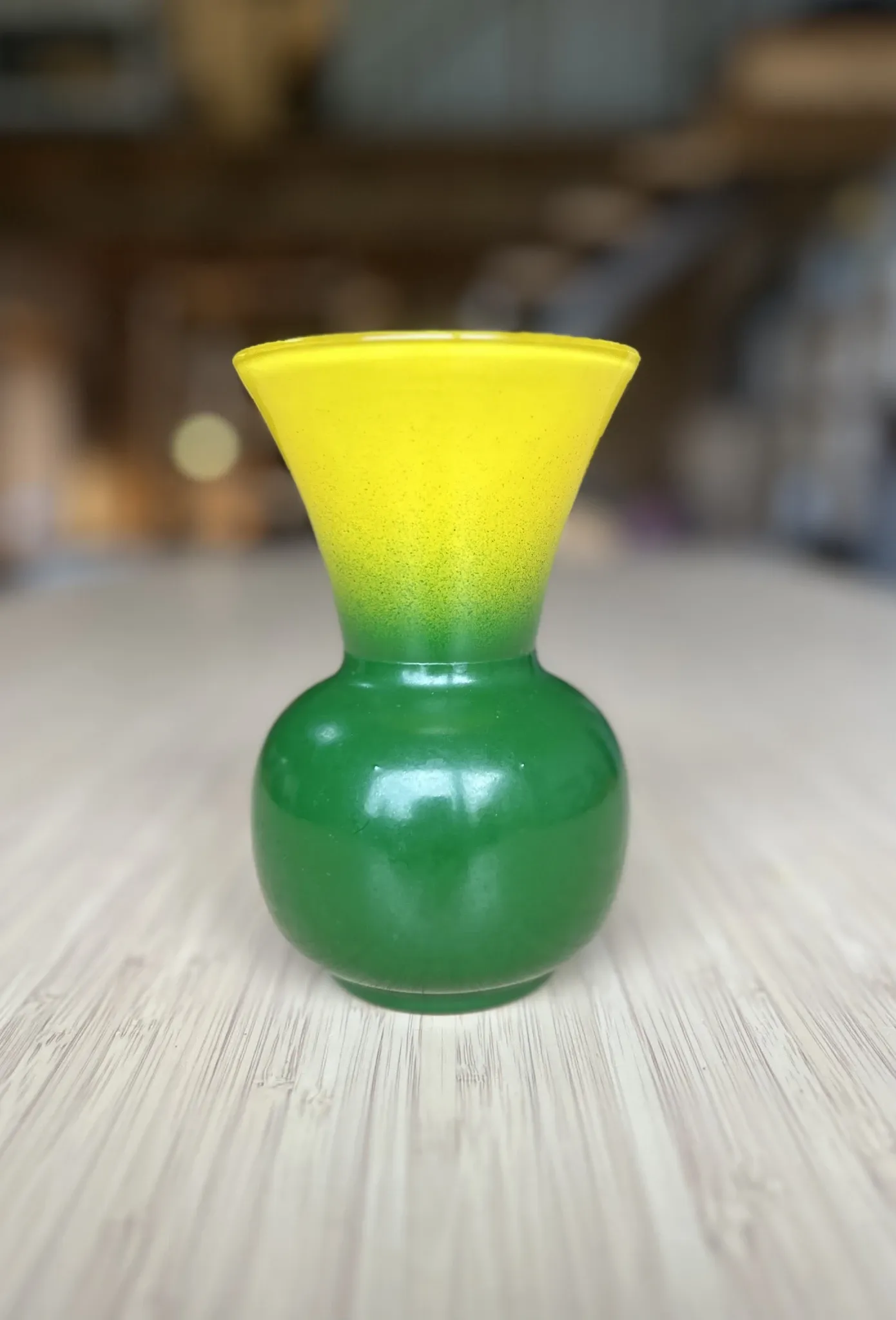 Small powdered glass vase with a yellow and green gradient from the 1950s (film "Le Grand Chemin")