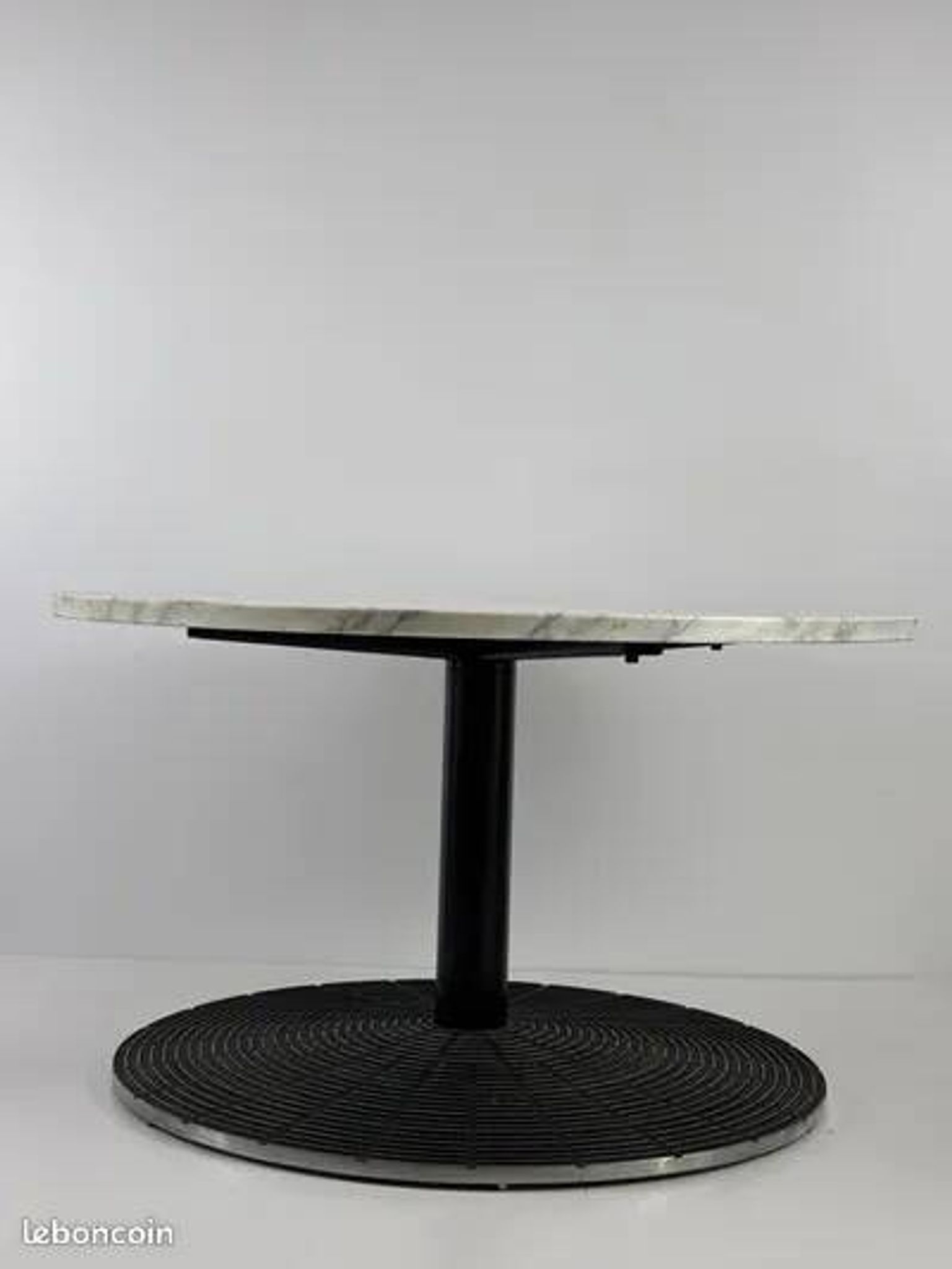 Tecno Varedo Coffee Table White Veined Marble Black Lacquered Metal Grid Base 1980s Italian Design Collector's Item