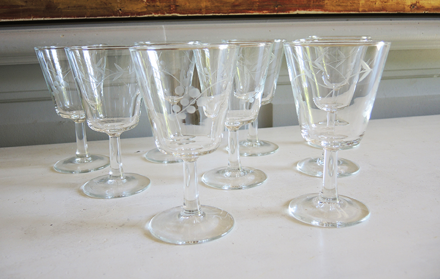 Service of 33 glasses on foot & carafe