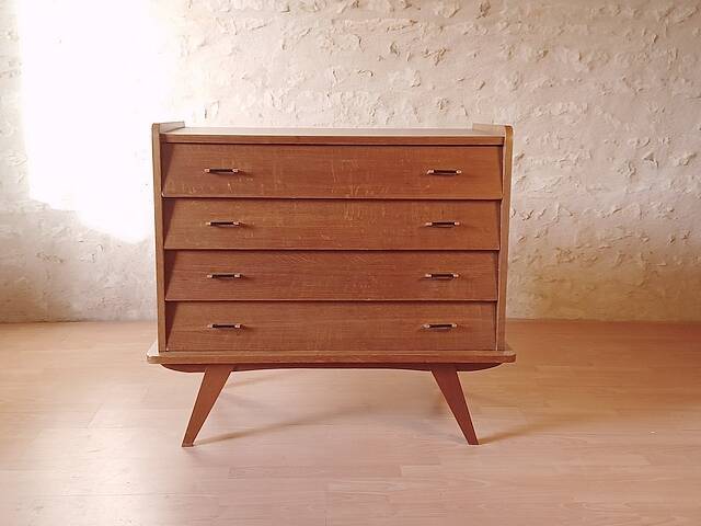 Vintage slanted commode with tapered legs from the 1960s in golden oak.