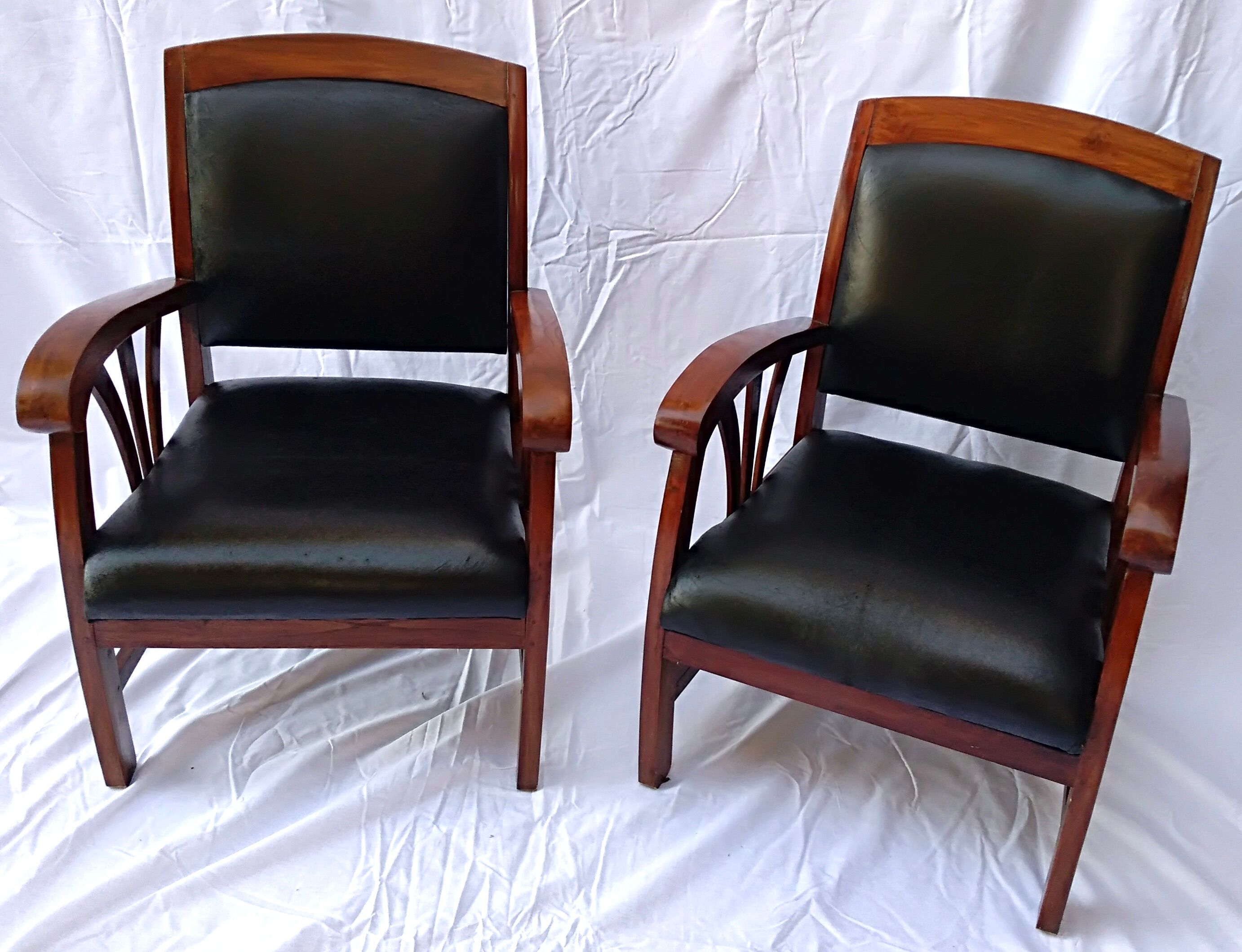 Paire de fauteuils style colonial bois et cuir de chèvre