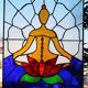 Vitrail décoratif Femme en méditation, Art du yoga en verre coloré, 48 × 66