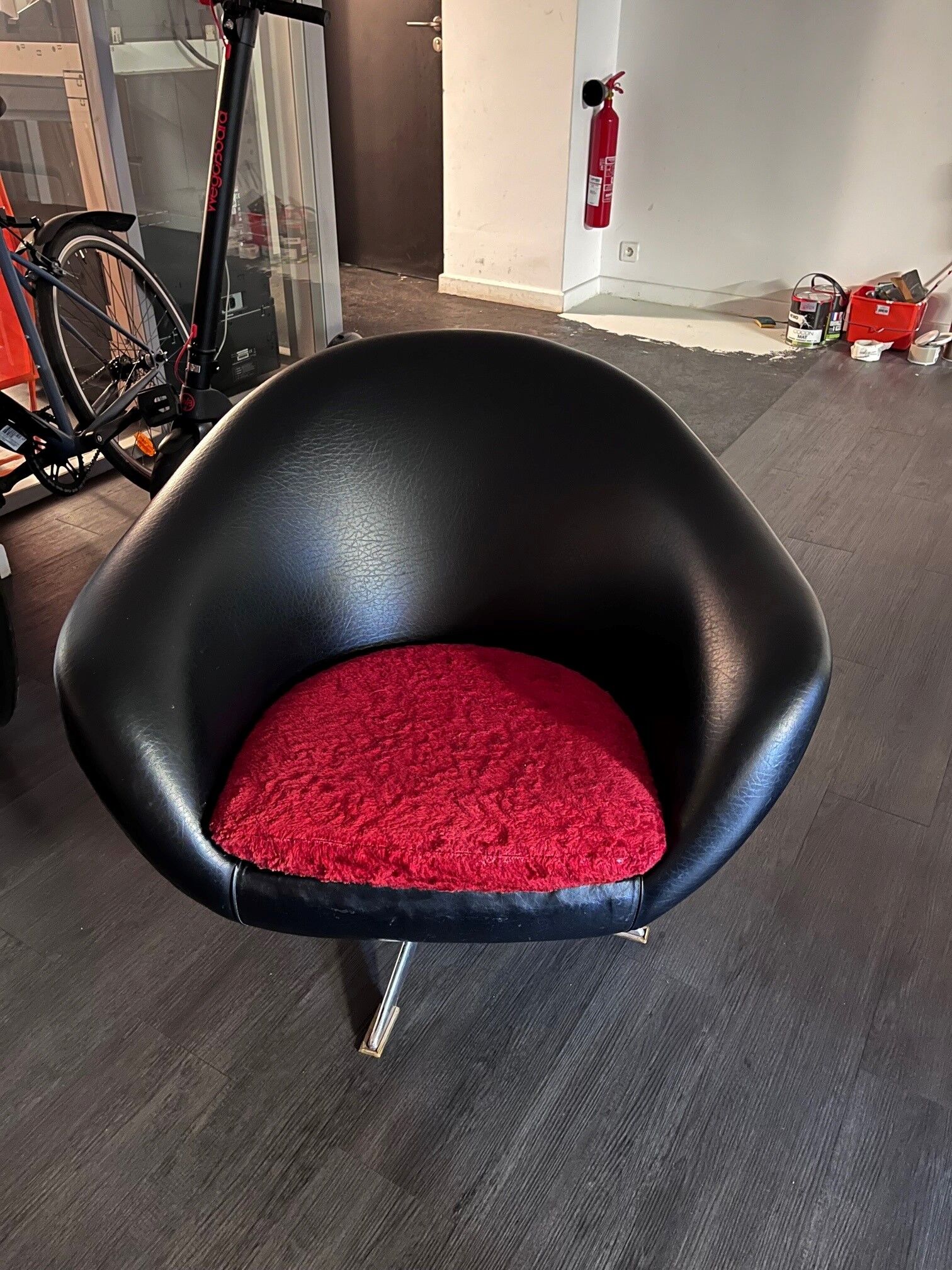 Paire de fauteuils Egg 1960 skai noir