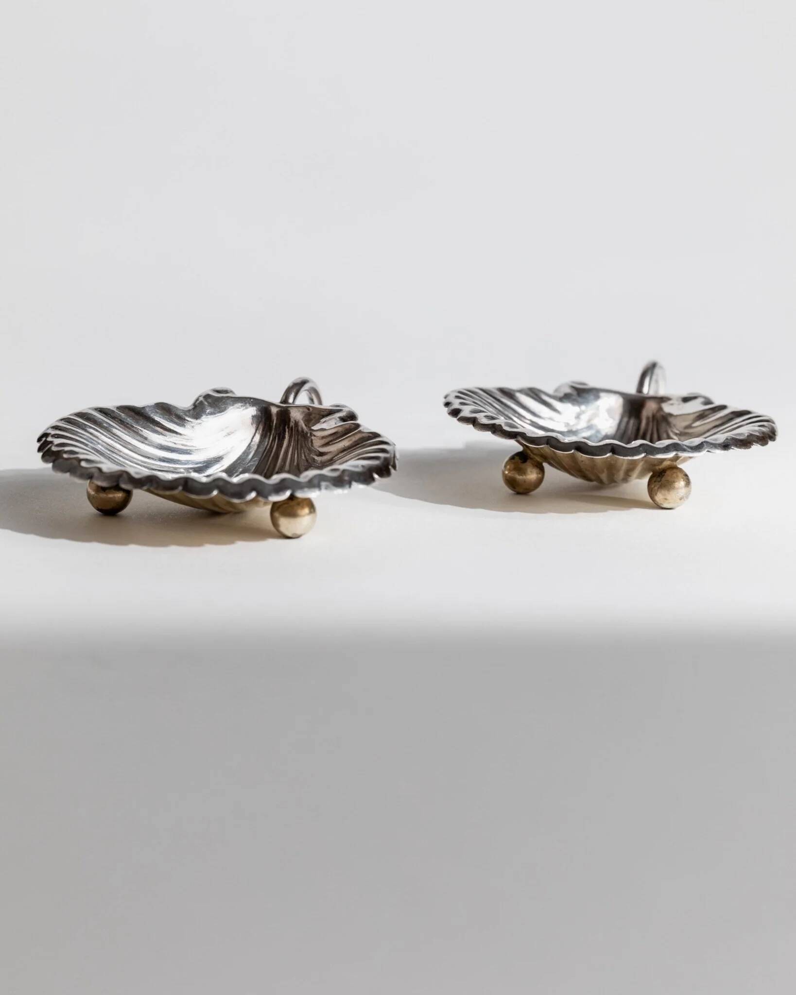 Bols en coquille plaqués argent, ensemble de 2, design italien vintage des années 1960, plats à condiments en métal argenté.