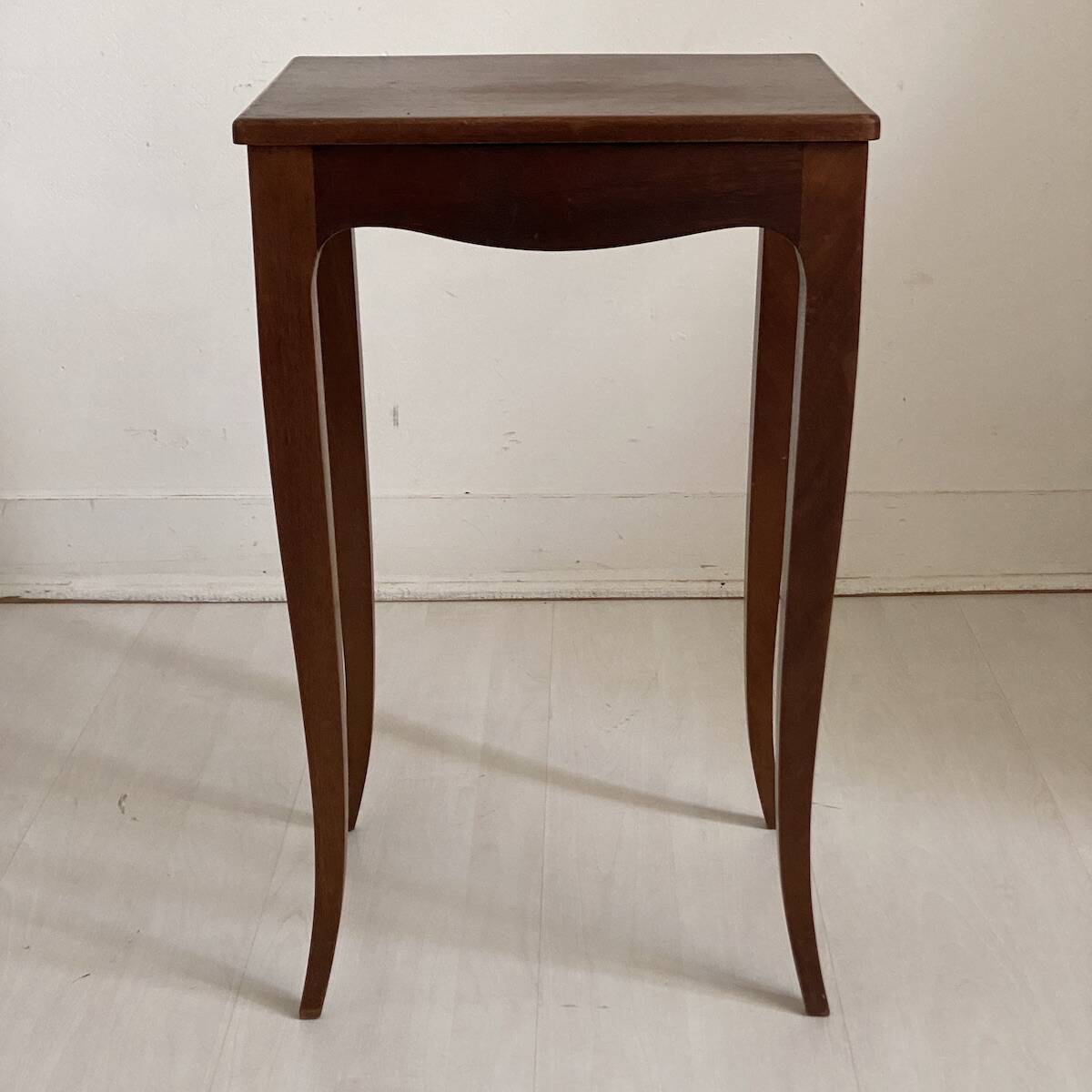 Petite table d'appoint à pieds cambrés de style Louis XV