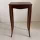 Petite table d'appoint à pieds cambrés de style Louis XV