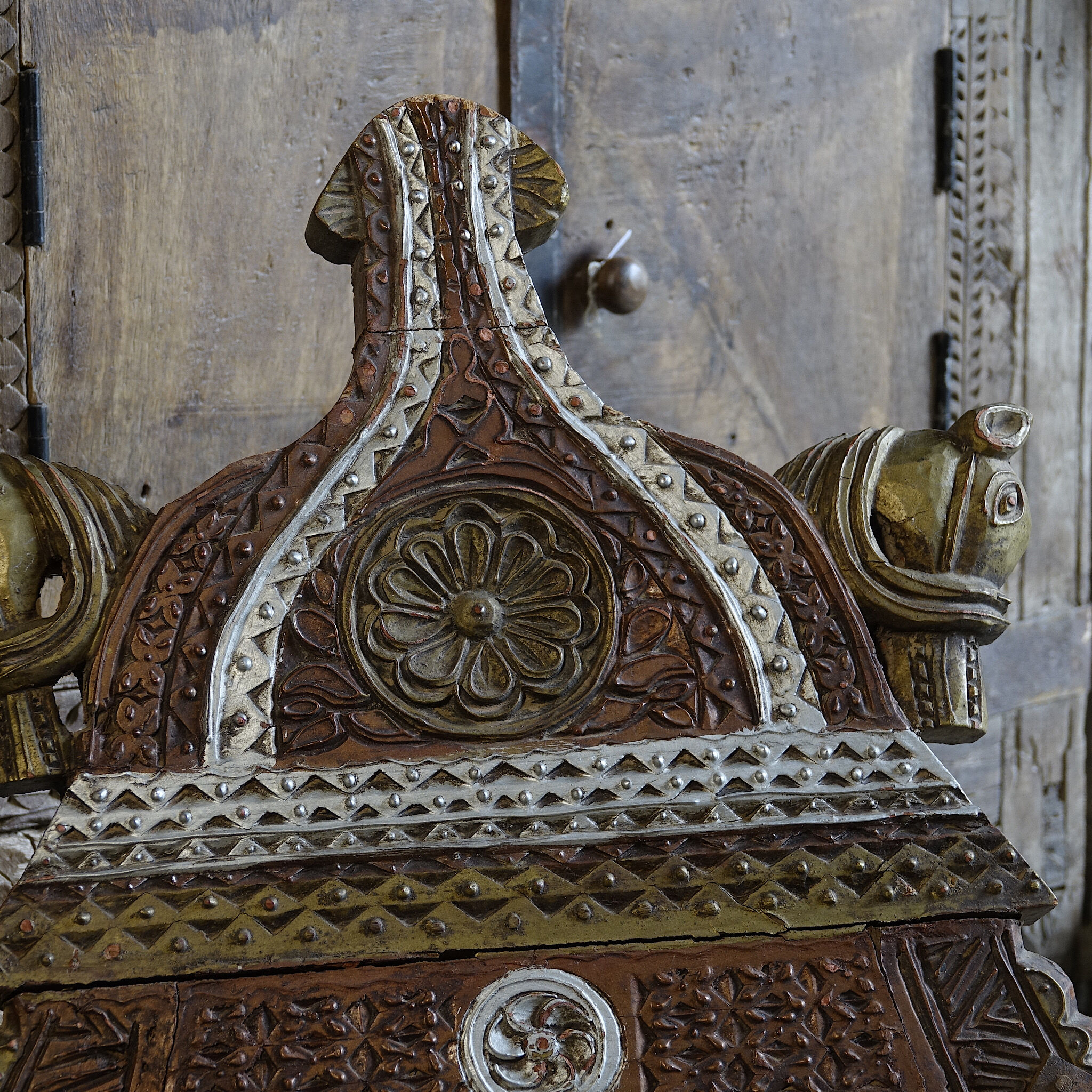 Chaise en bois sculpté et corde