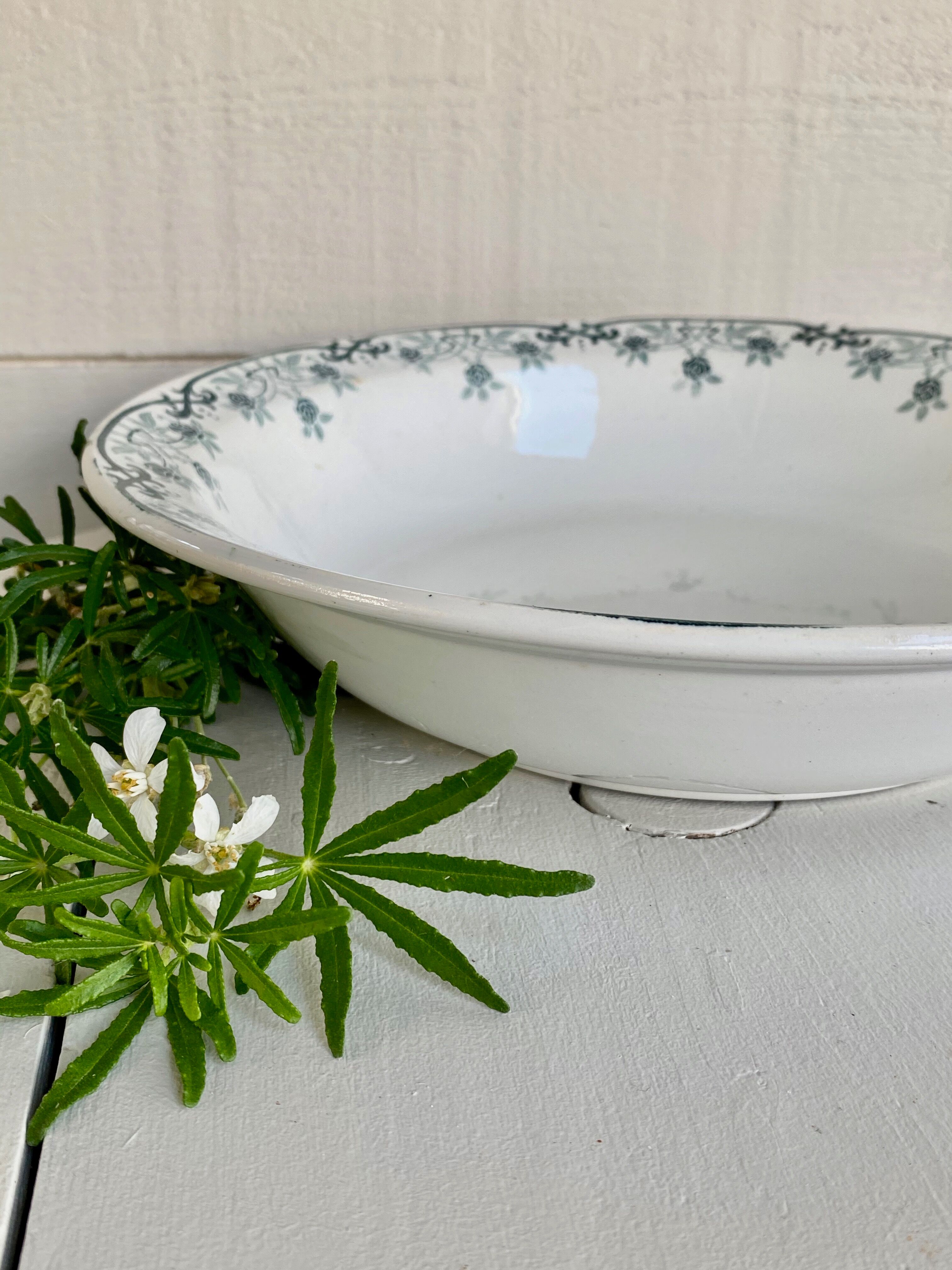 Flat hollow earthenware of St Amand