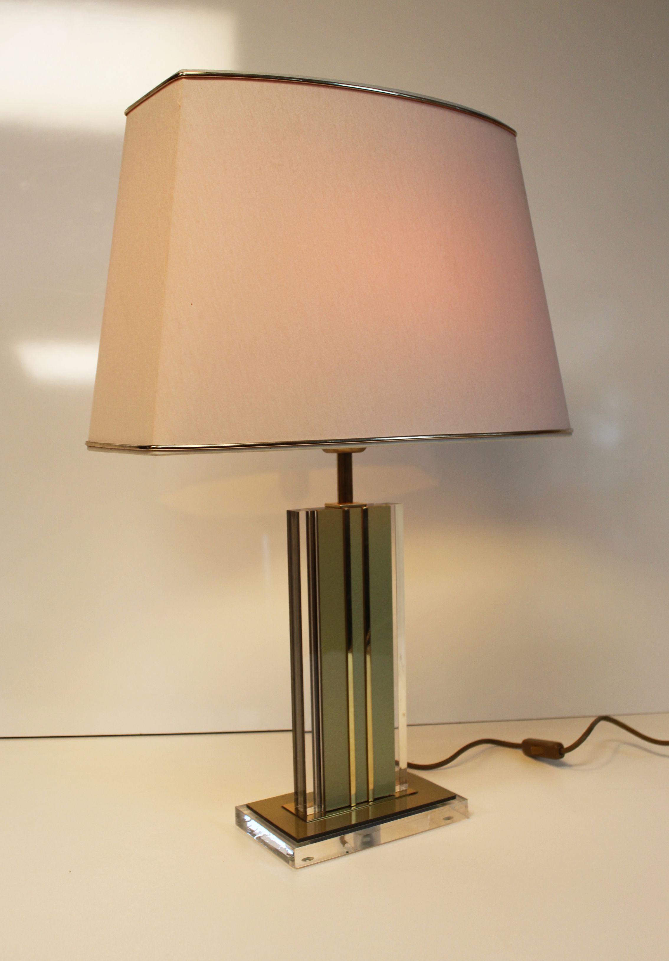 Table lamp in lucite and brass in Hollywood Regency style from the 70s.