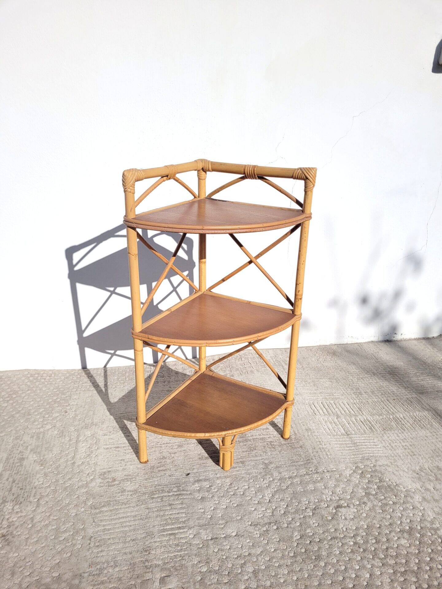 Corner rattan shelf with 3 wooden shelves