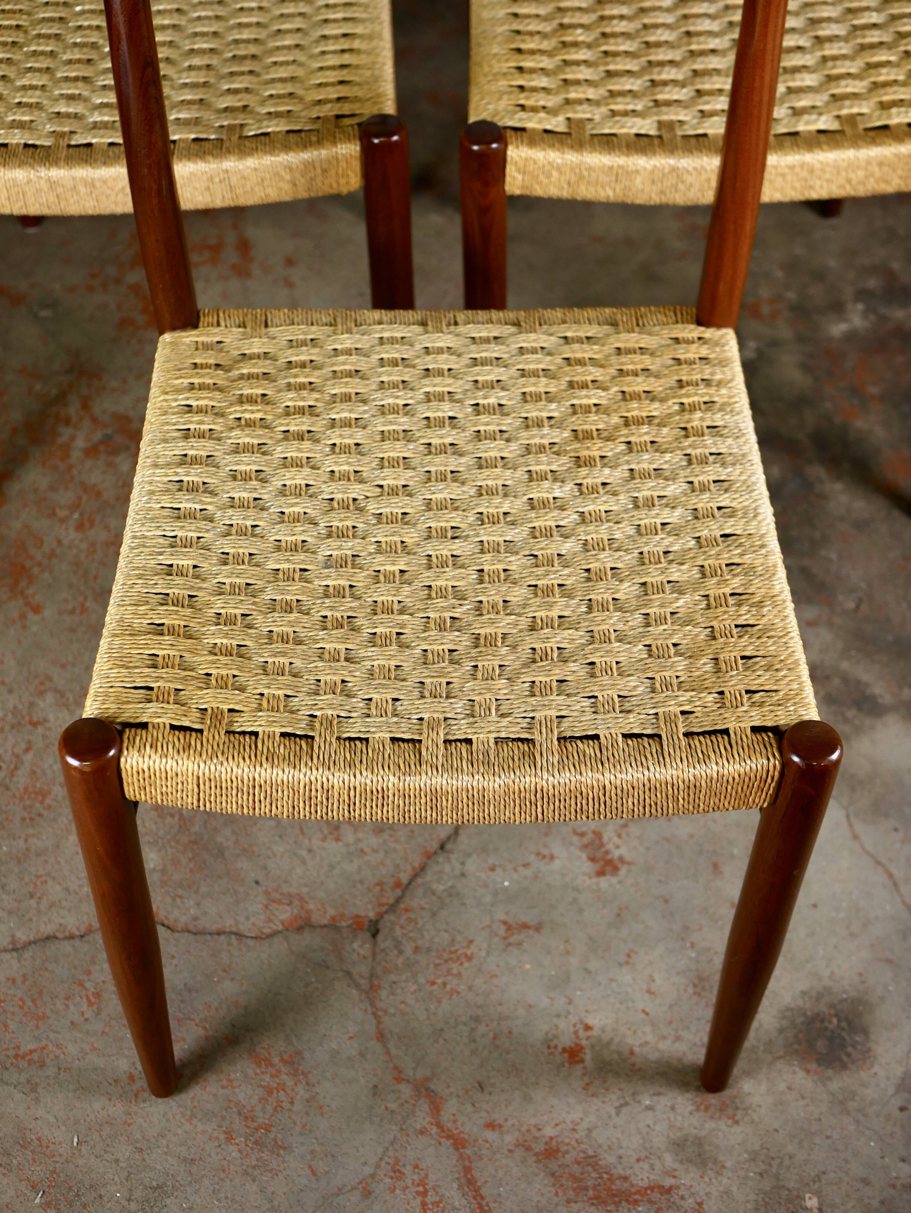Suite de 6 chaises scandinaves en corde et teck
