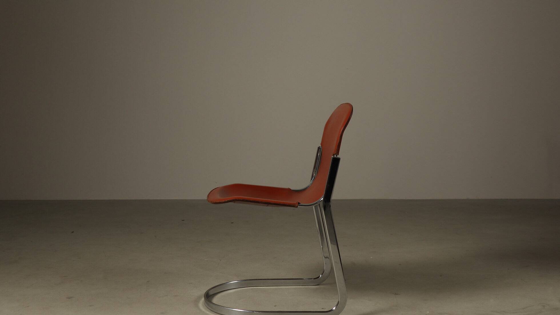 Ensemble de six chaises de salle à manger en cuir à structure cantilever par Willy Rizzo pour Cidue, années 1970.