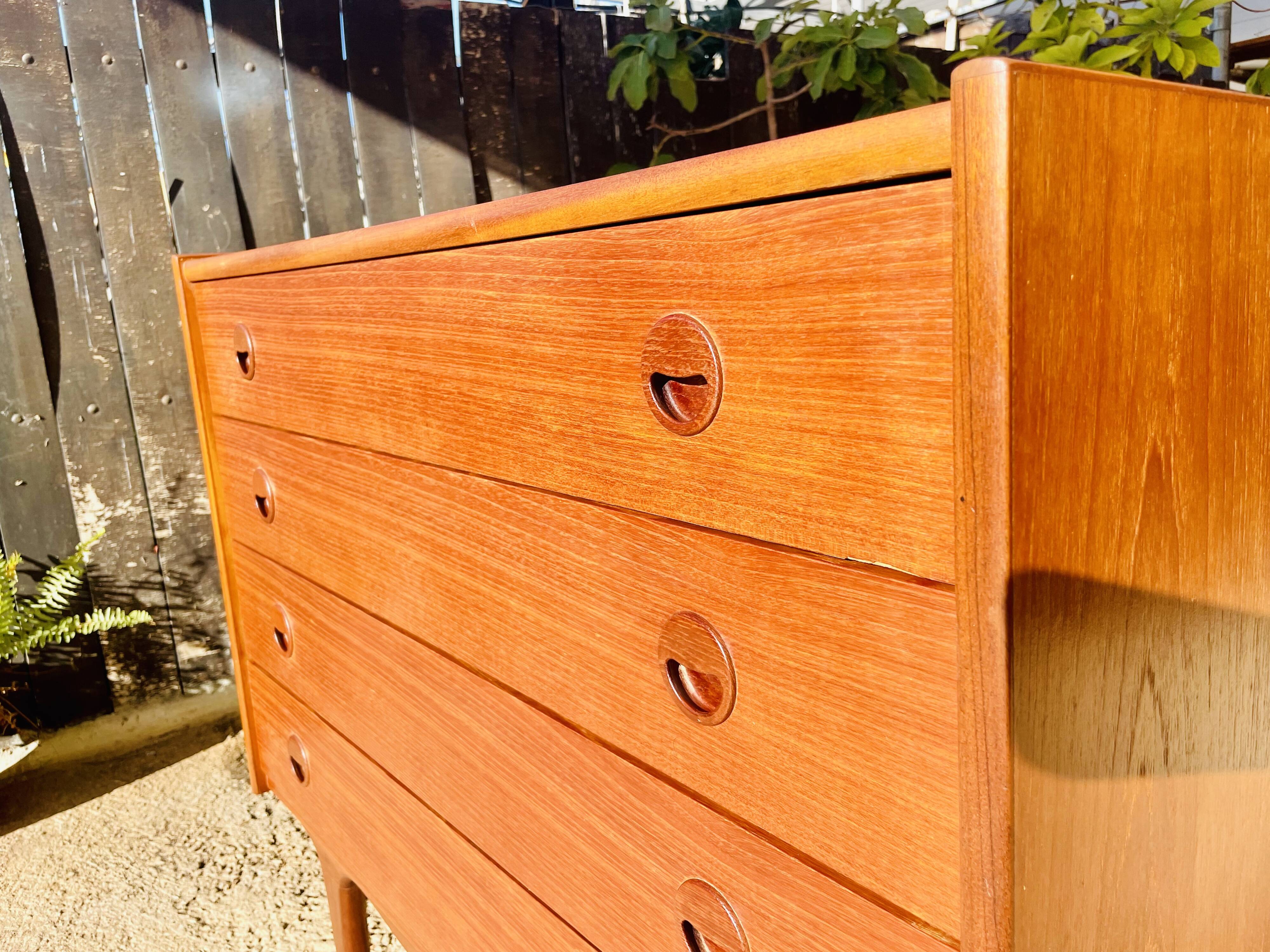 Scandinavian chest of drawers 60