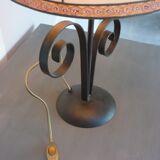 Lampe avec volutes en fer forgé et abat-jour ancien