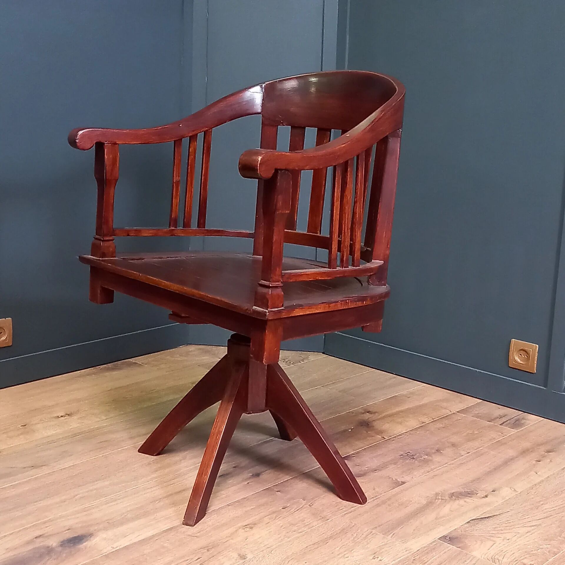 Mahogany office chair with swivel function