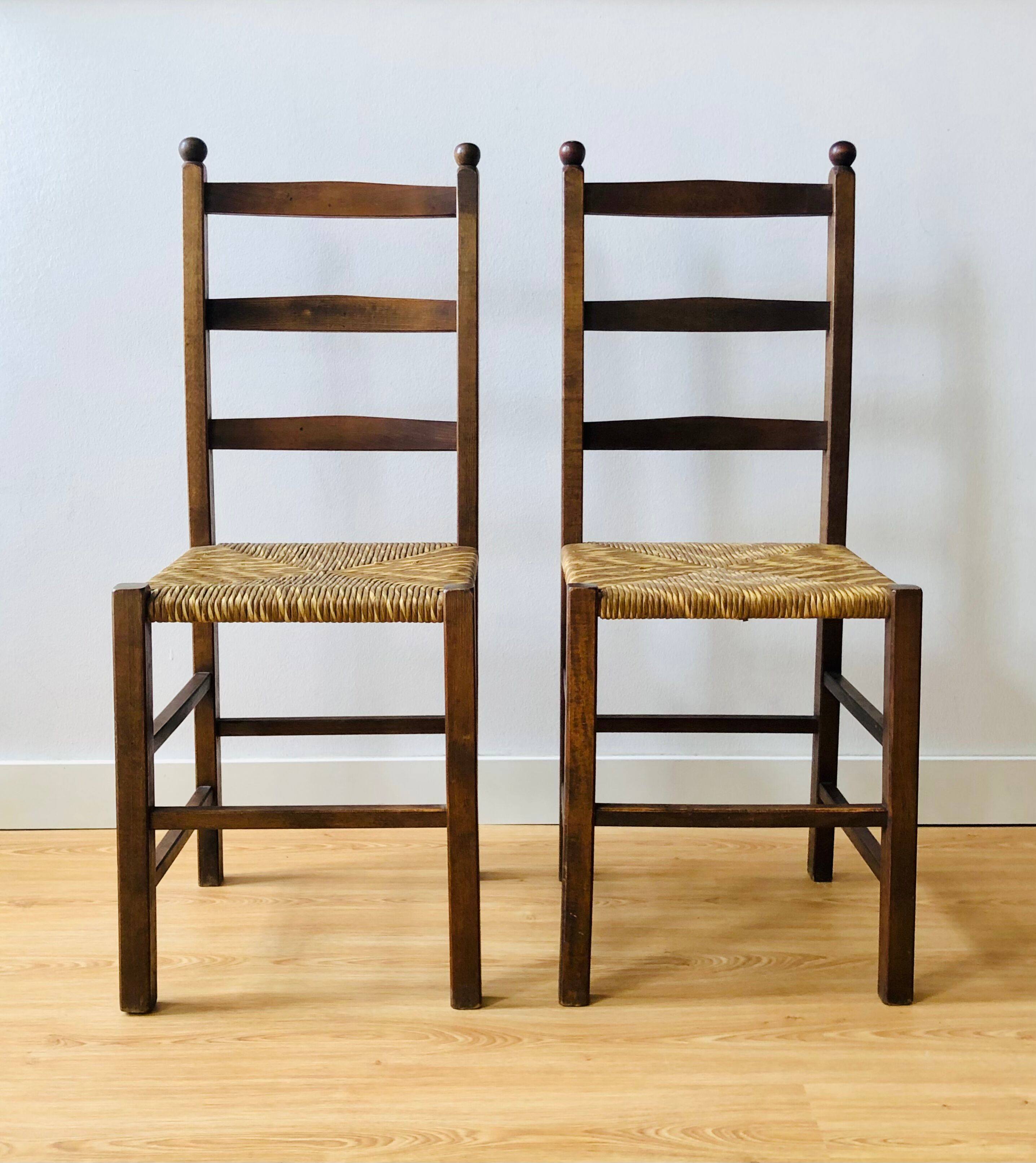 Paire de chaises rustiques en bois et assises paillées